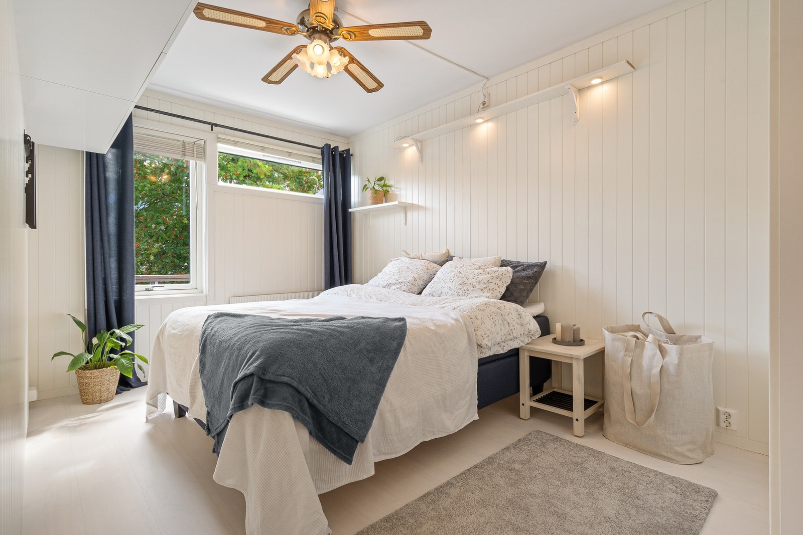 Romslig og lyst soverom på 11,5 kvm med god plass til dobbeltseng. Galleribilde