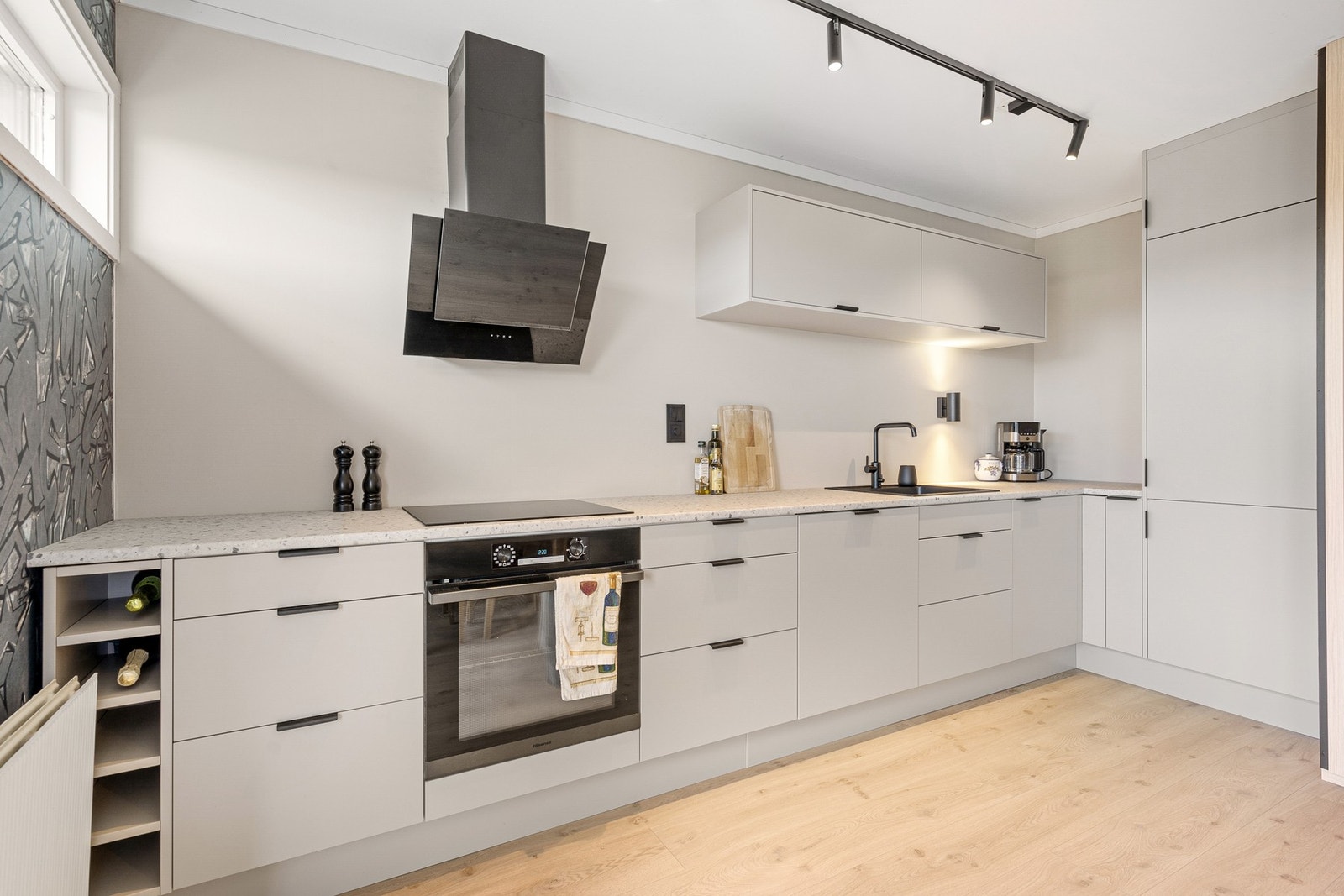 Lekkert og stilrent Epoq-kjøkken fra 2023 som har fått TG0 av takstmann. Det ble også lagt opp nytt avløp på kjøkkenet ifm. oppussingen av kjøkkenet. Galleribilde