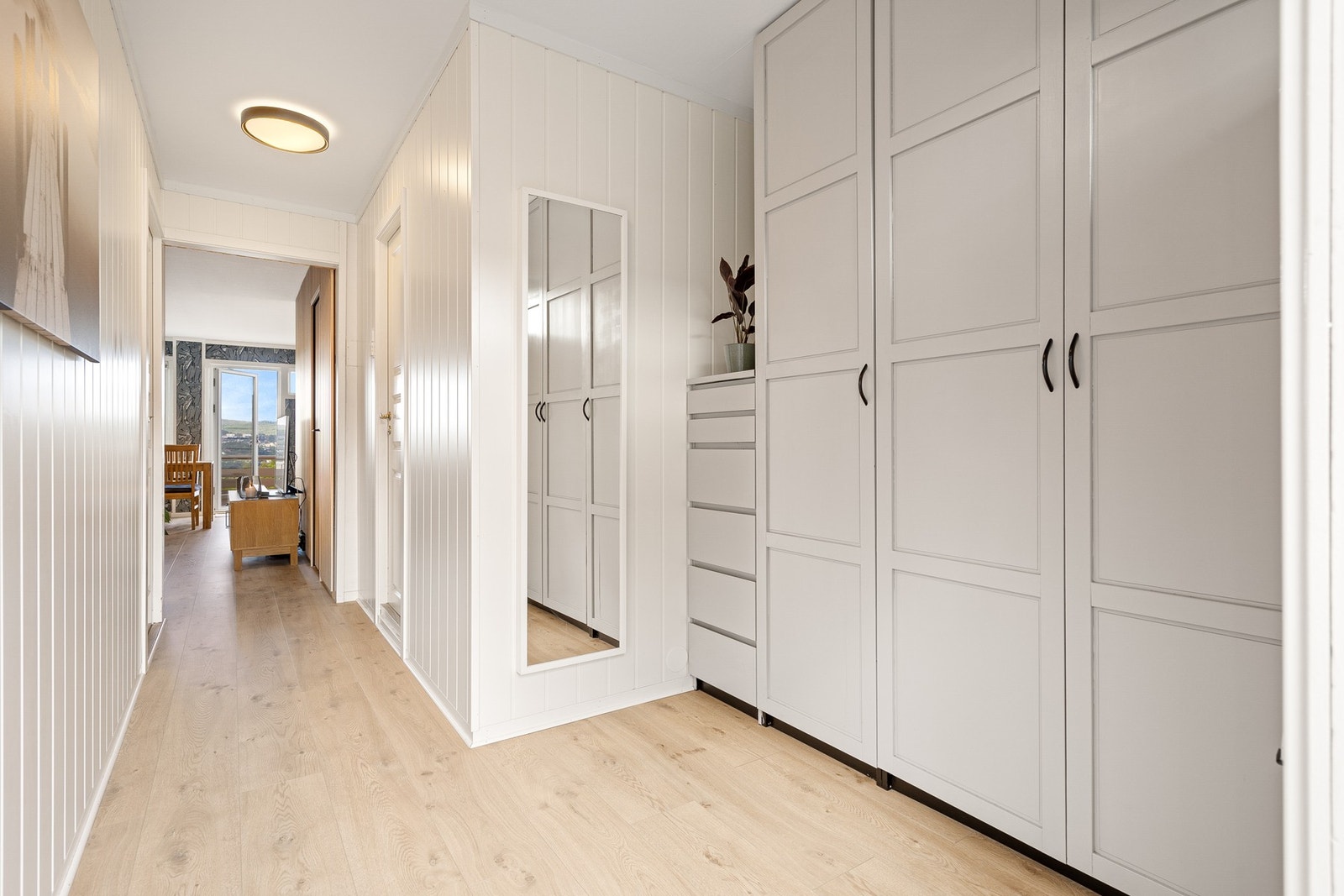 Leiligheten har en romslig entré med mye lagringskapasitet i den praktiske garderobeløsningen. Det er 2 boder samt felles utendørs sykkel- og redskapsbod. Galleribilde