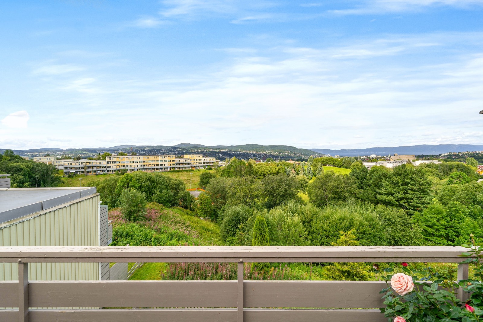 Her er det også mulig å nyte kveldsolen en sen sommerkveld. På balkongen har man sola fra kl.14 til kl.23 midtsommers ifølge selger. Galleribilde