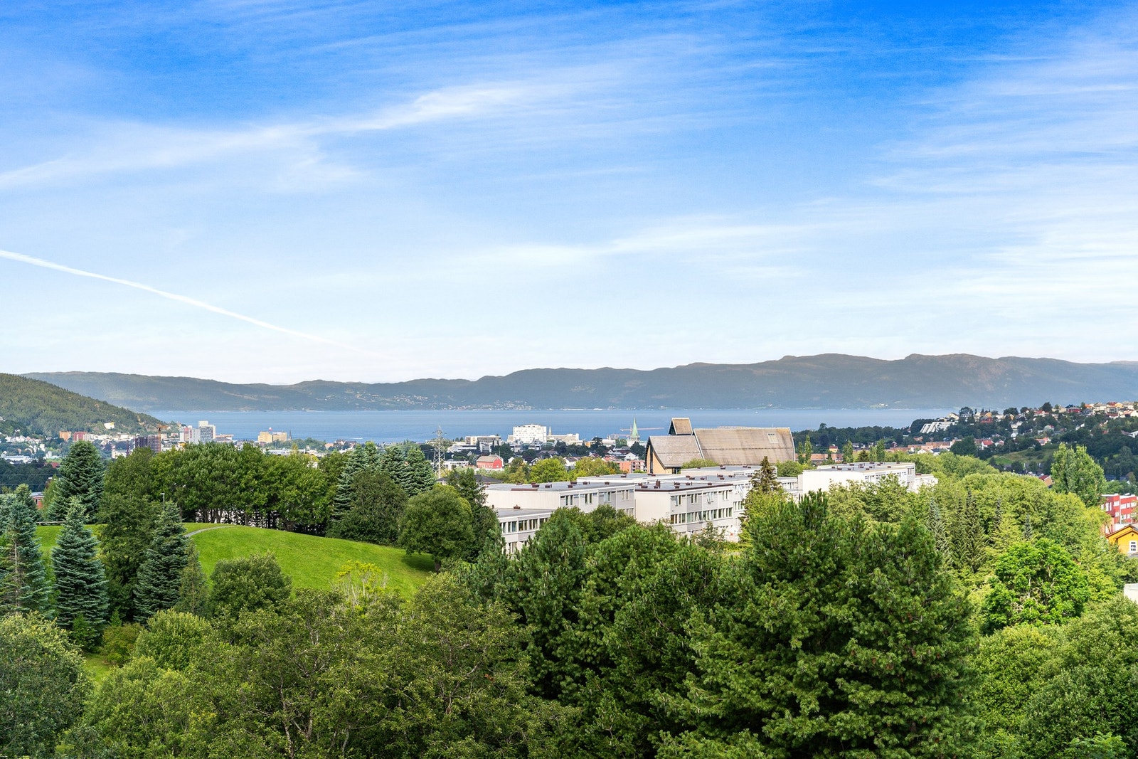 Leiligheten har fantastisk utsikt mot Trondheimsfjorden. Galleribilde