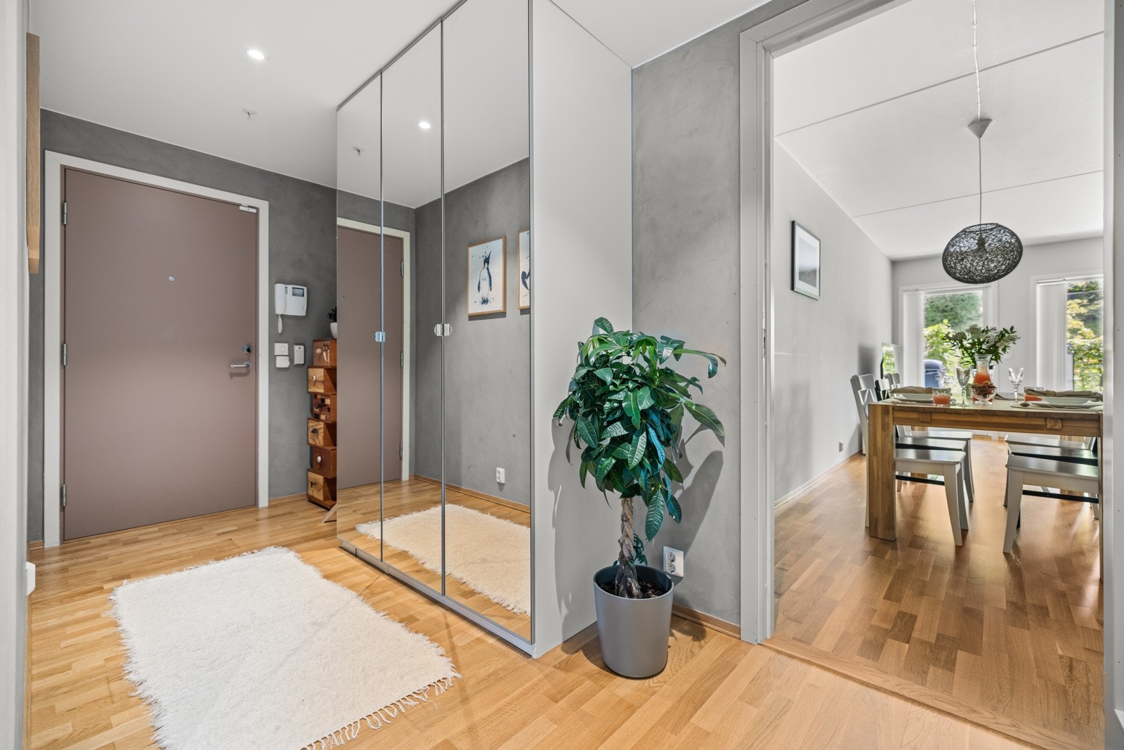 Entré med garderobeskap Galleribilde