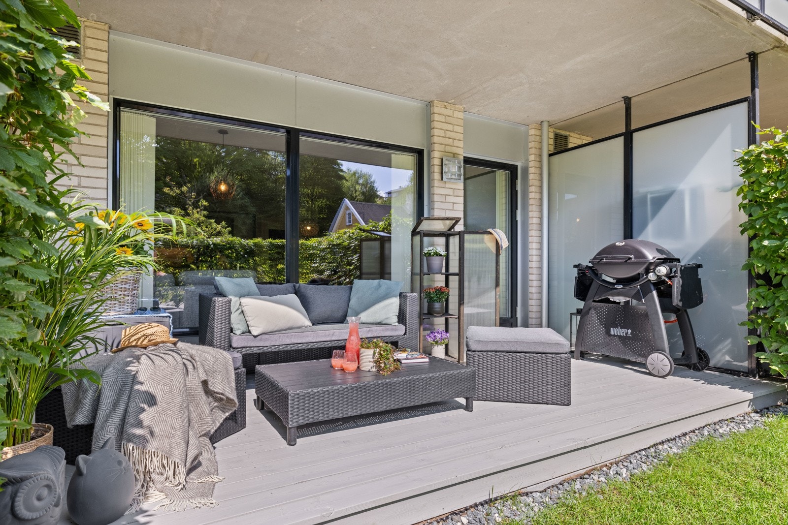 Stor terrasse med god plass til utemøblement og grill Galleribilde