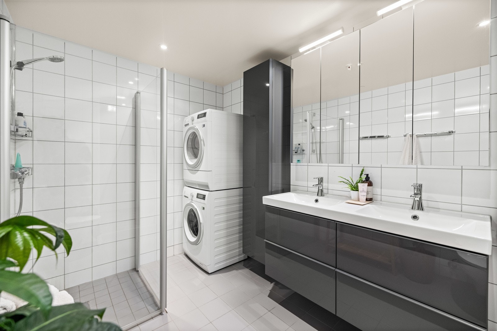 God plass til full størrelse vaskemaskin og tørketrommel Galleribilde