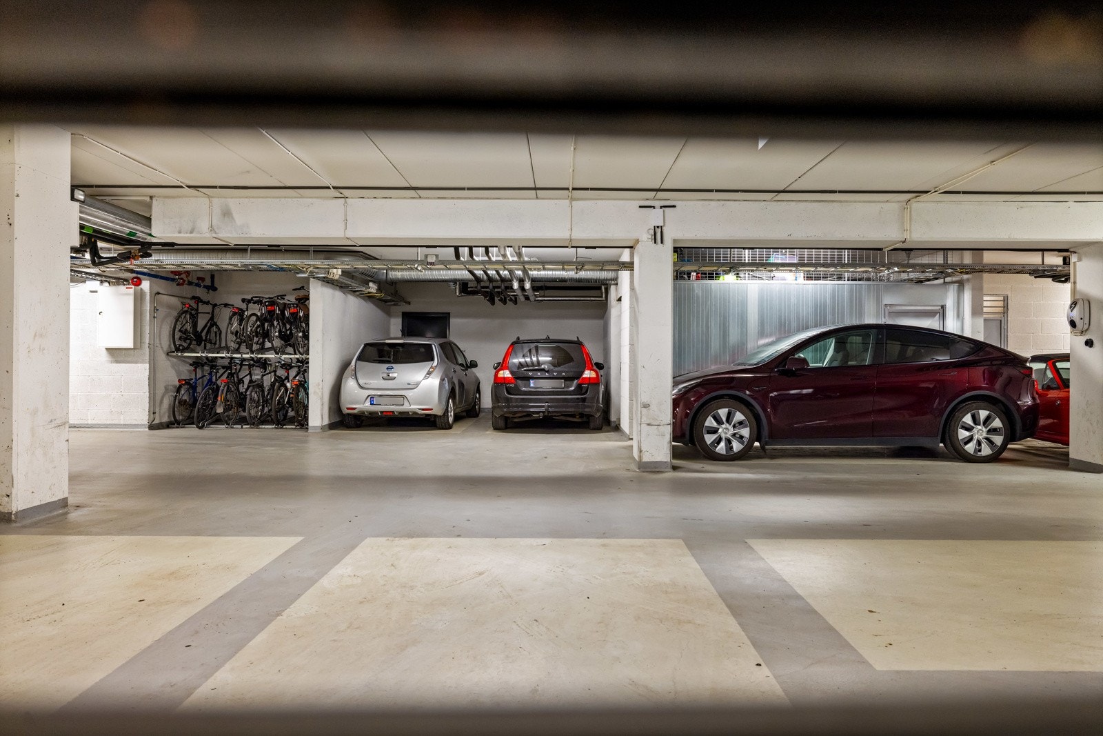 Det medfølger garasjeplass med elbillader og bod på 5,3 kvm Galleribilde