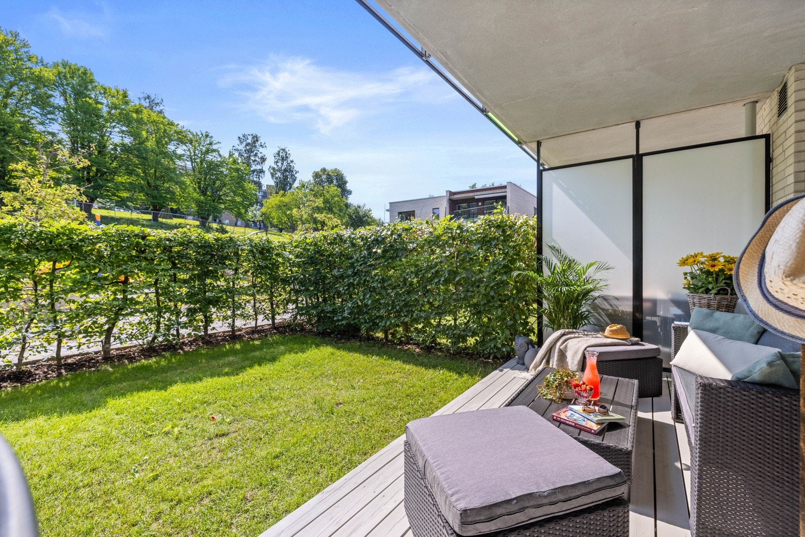 Terrassen og hagen vedner mot rolig bakgård Galleribilde