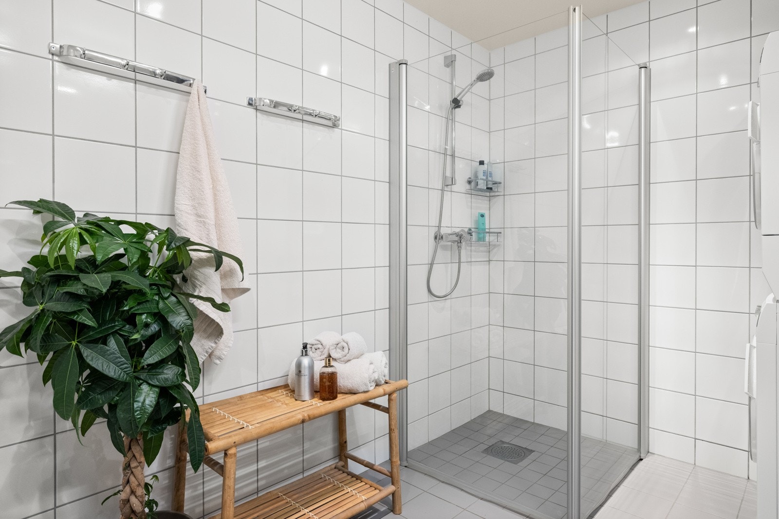 Svingbare dusjvegger, gulvvarme, vegghengt toalett, downlights Galleribilde