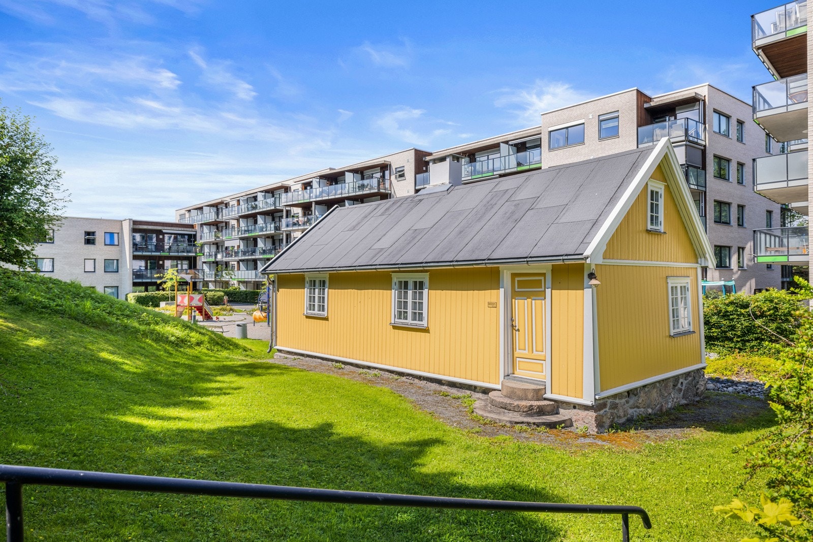 Den gule stue er plassert i bakgården Galleribilde