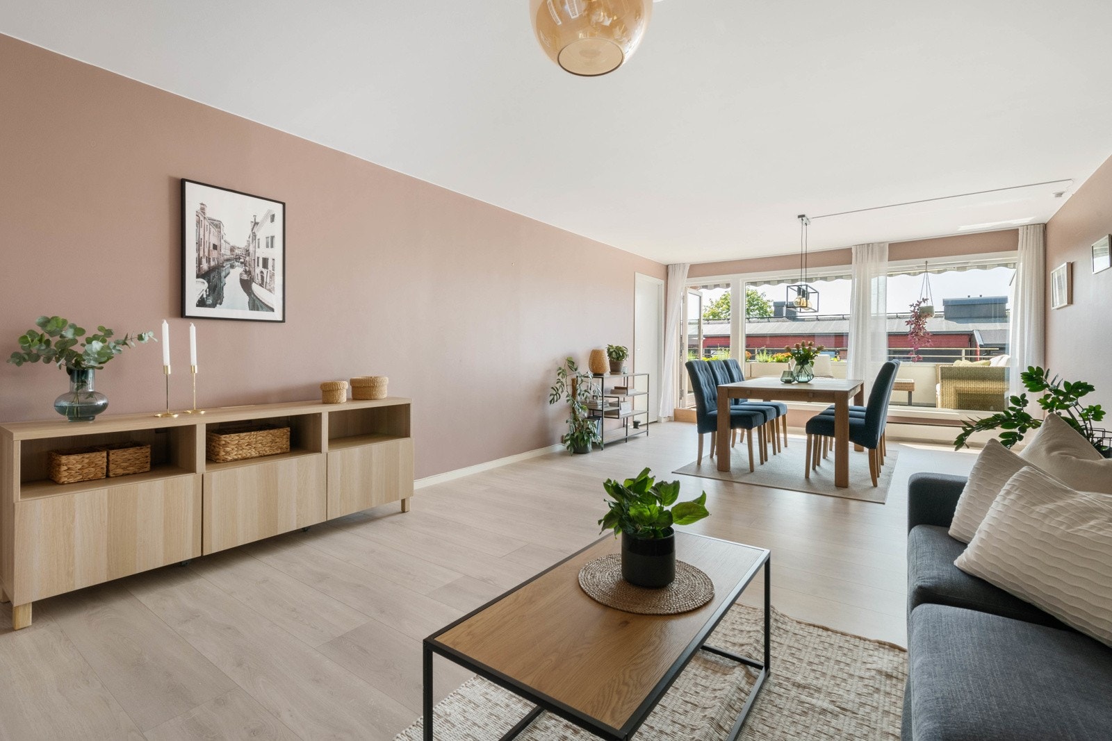 Planløsningen er svært bra og i stuen er det god plass til sofa og sofabord, samt spisebord Galleribilde