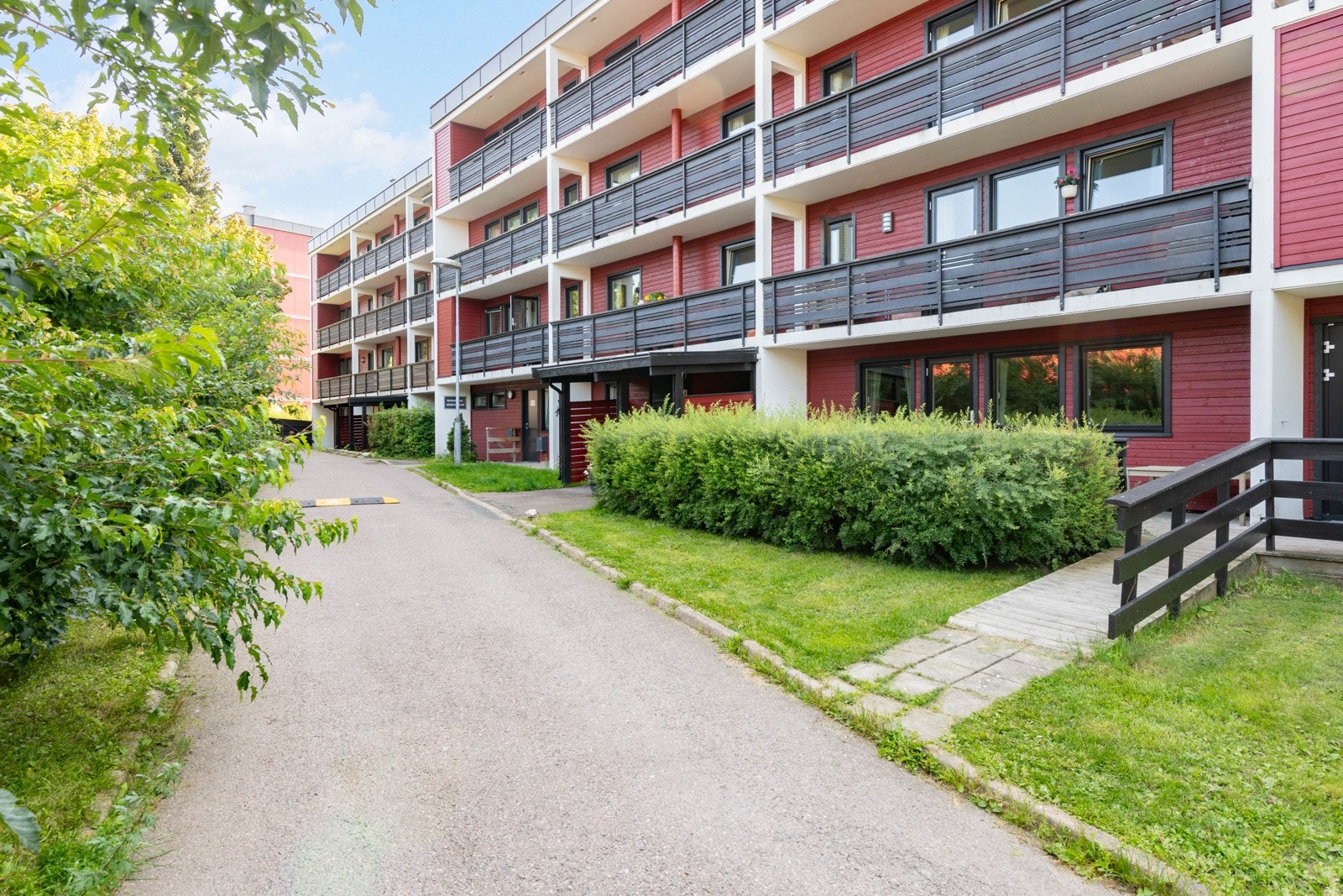 Leiligheten har en svært attraktiv beliggenhet i et veletablert og idyllisk boligområde på Nordseter/Kastellet, sentralt mellom Sæter og Holtet Galleribilde