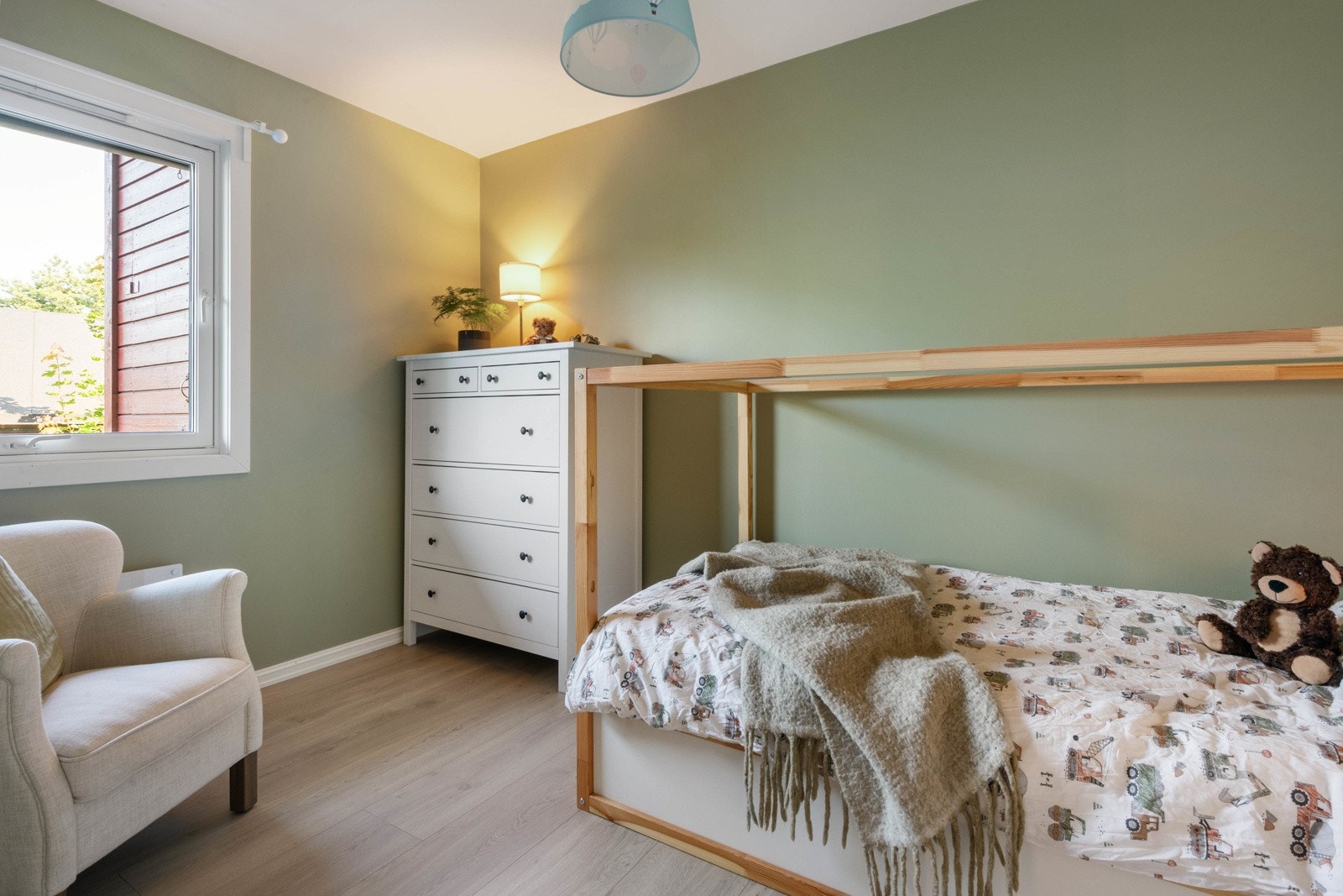 Det er ellers to gode soverom i boligen- to av dem begge med store, nordøstvendte vinduer som sørger for fint, naturlig lysinnslipp Galleribilde