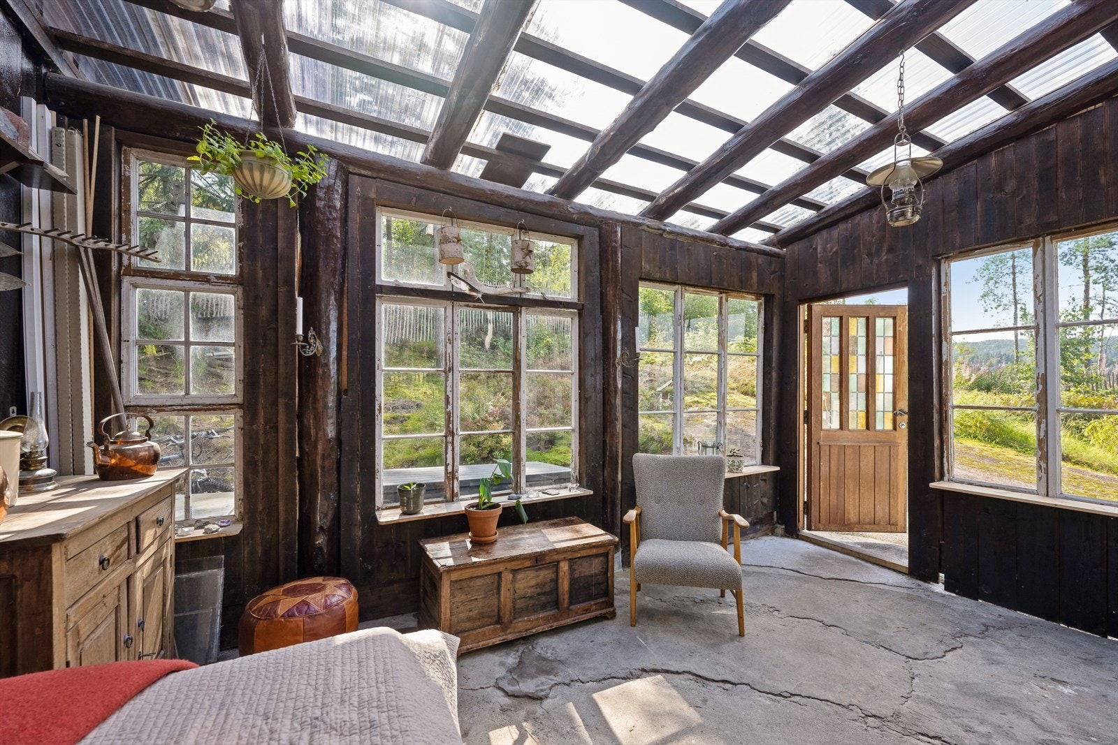 Sjarmerende vinterhage med utsikt til naturen. Galleribilde