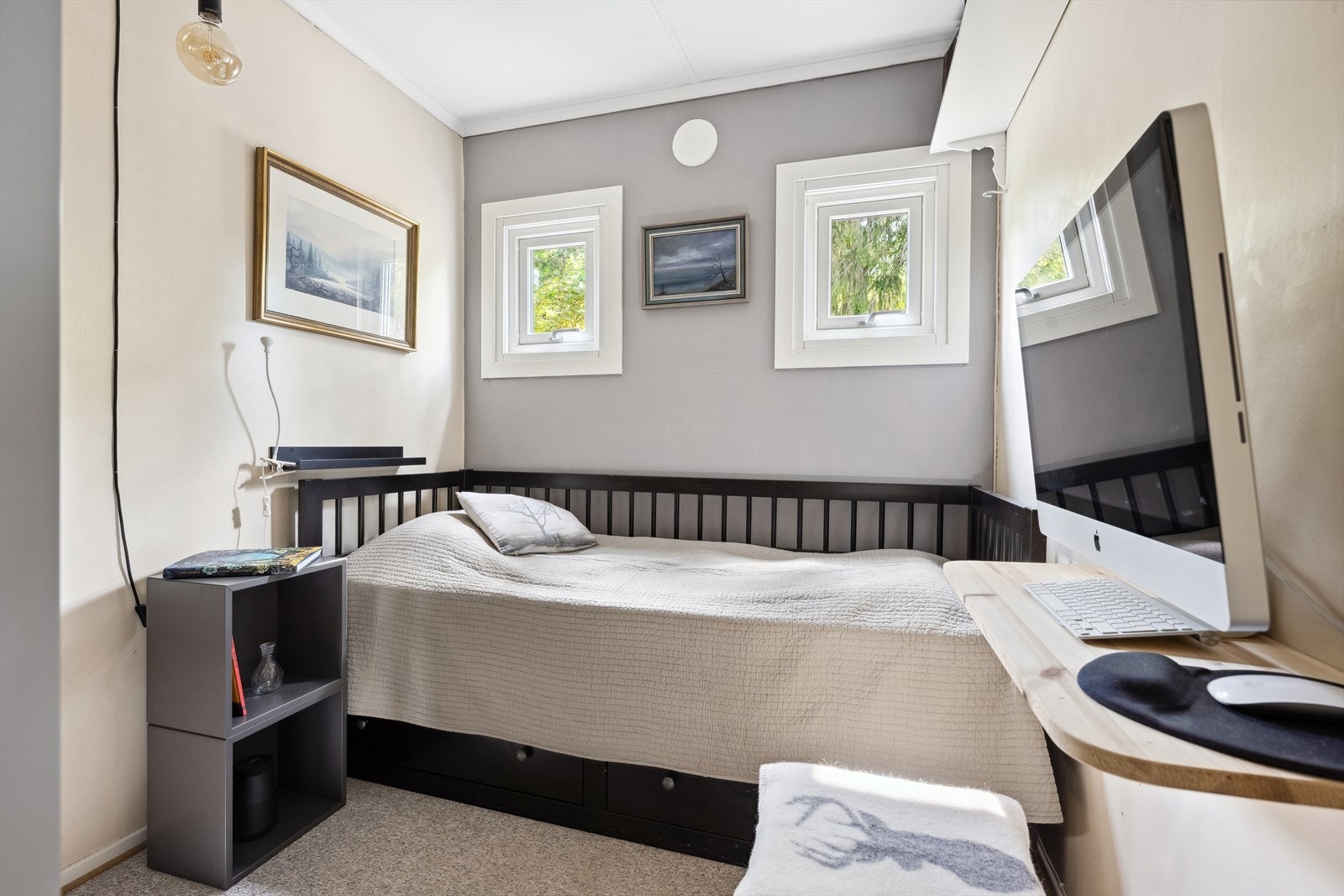 Lyst soverom med plass til seng og skrivebord. Galleribilde