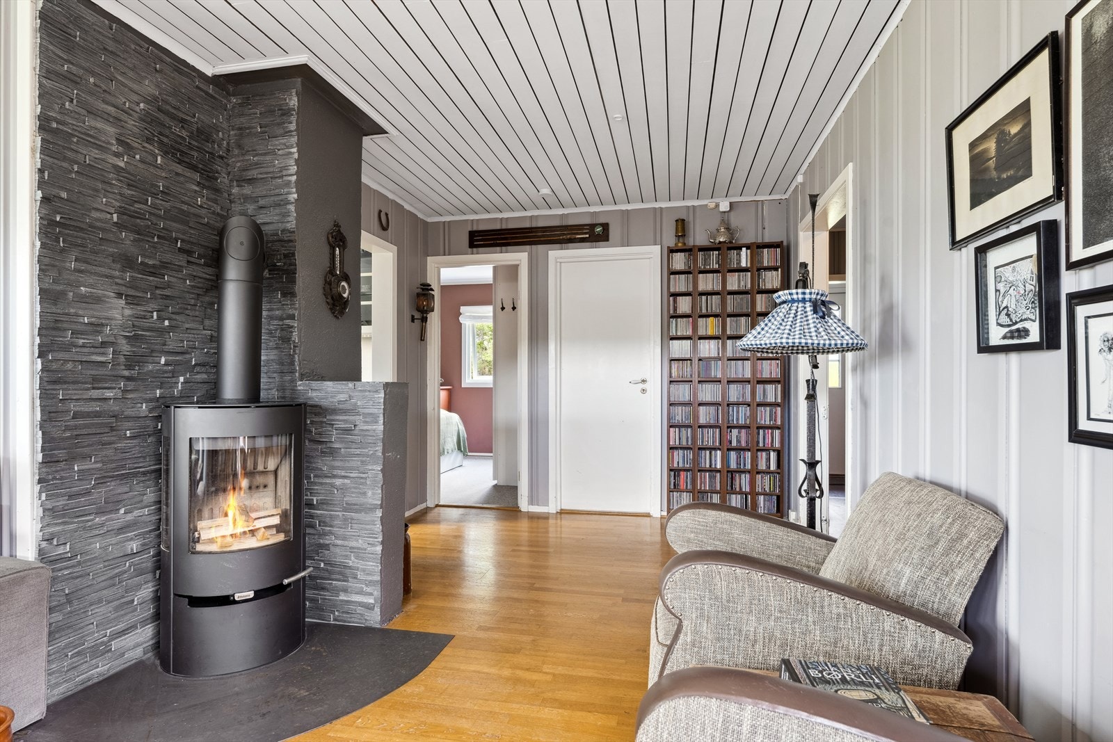 Stue med peis og behagelig sitteplass. Galleribilde