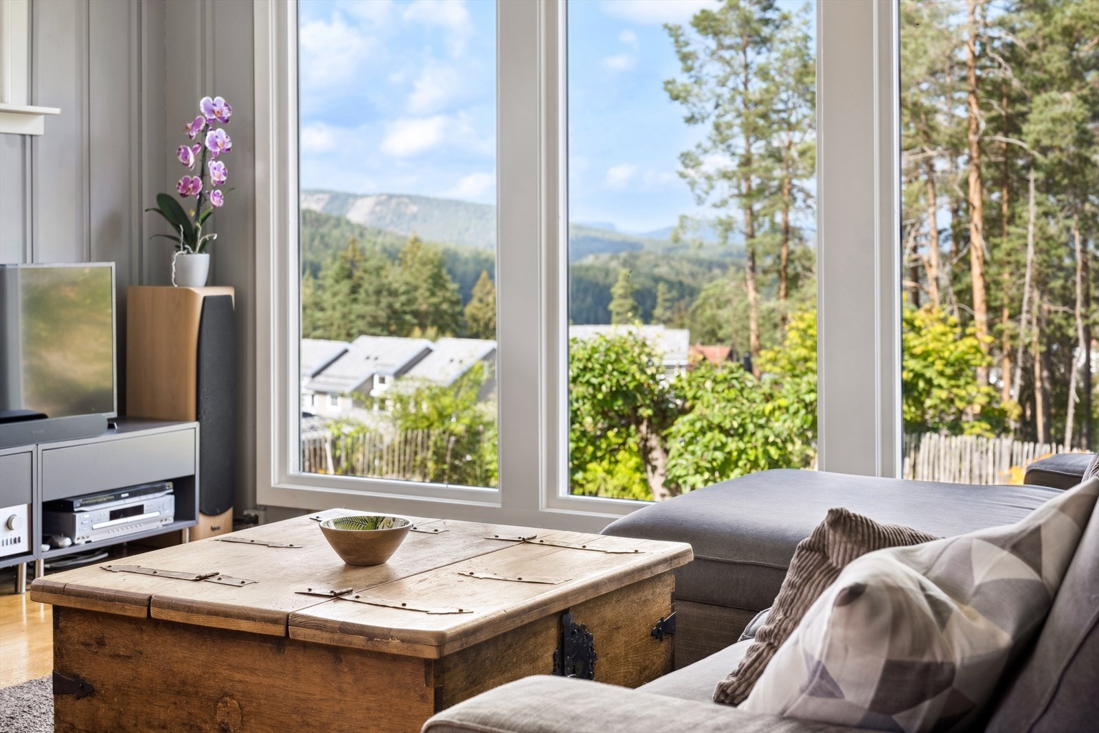 Stue med panoramavinduer og vakker utsikt. Galleribilde