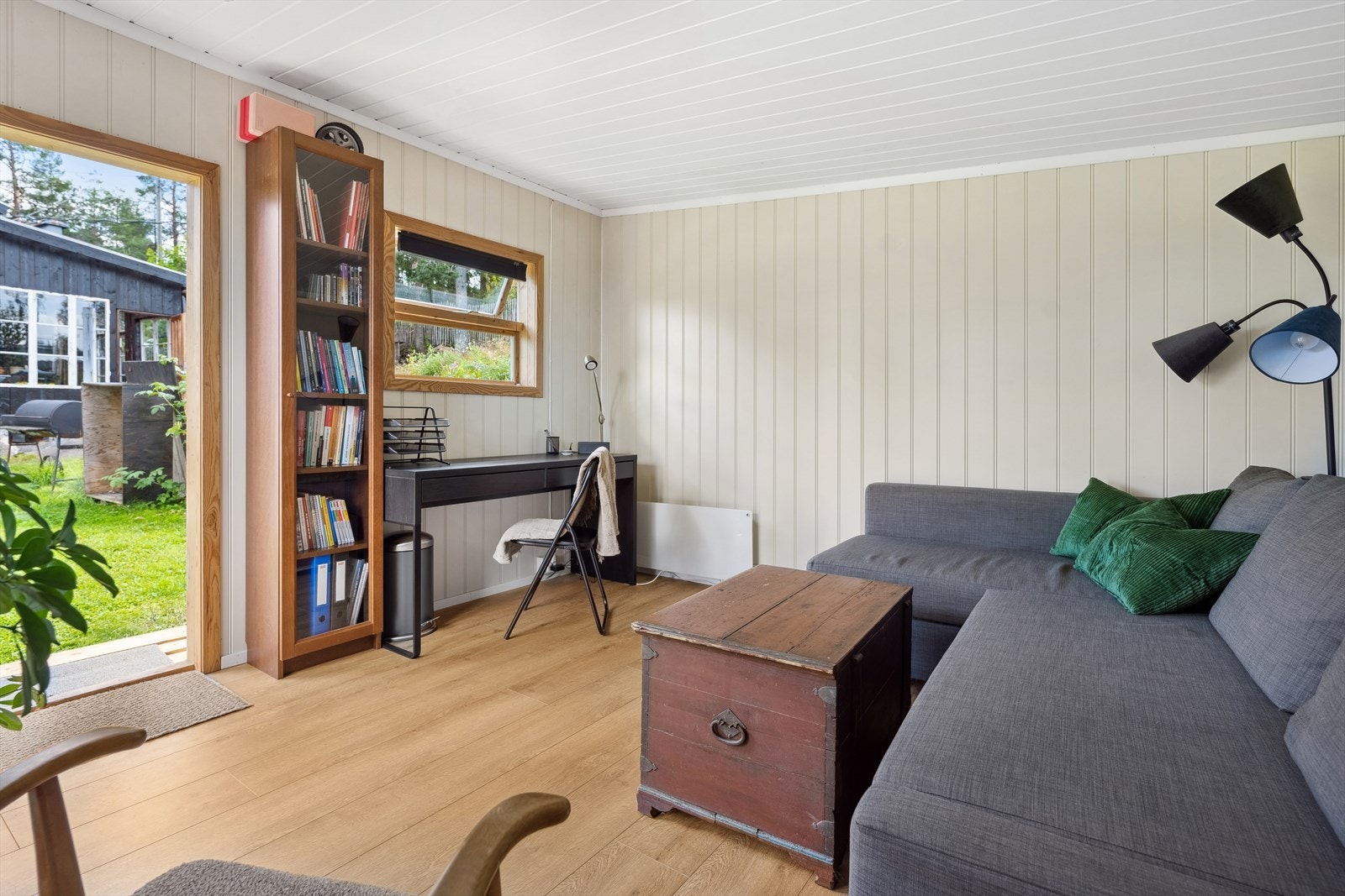 Hyggelig anneks med plass til gjester eller hjemmekontor. Galleribilde