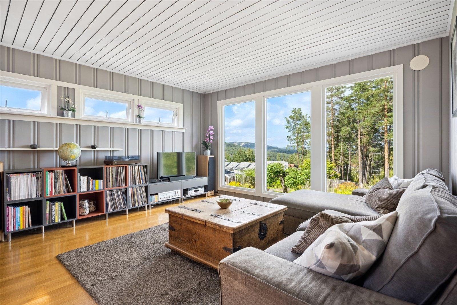 Stue med store vinduer og utsikt til hagen. Galleribilde