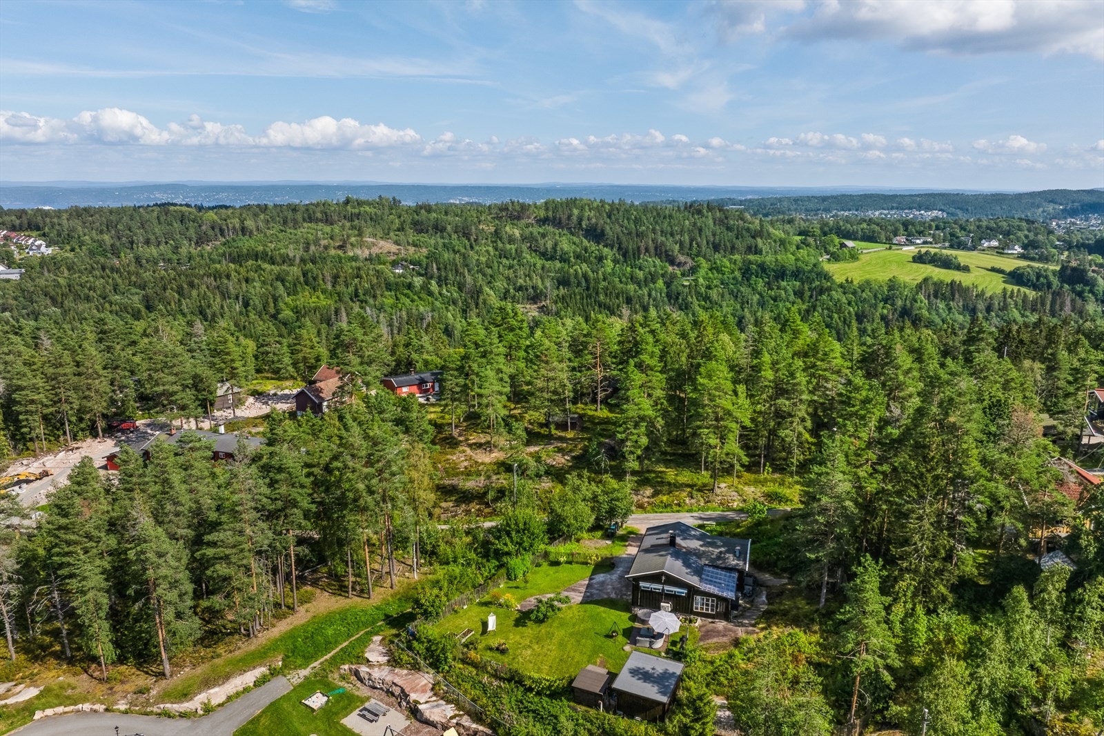 Eiendom med storslått utsikt over skog og åser. Galleribilde