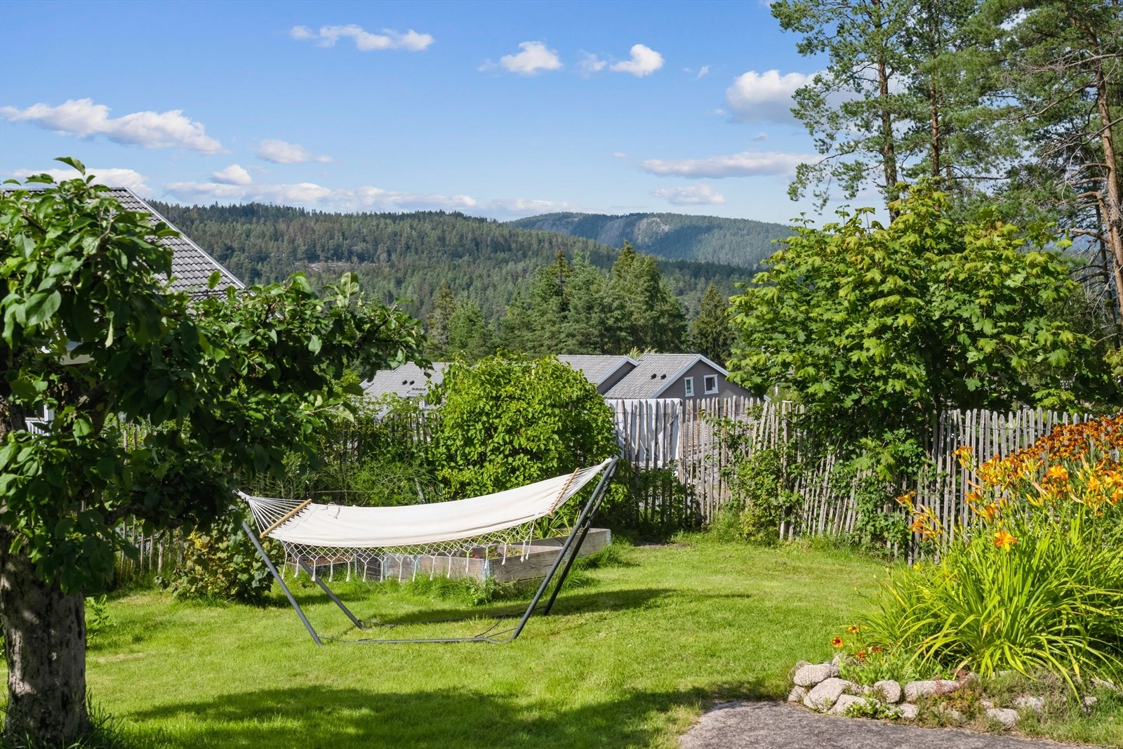 Hage med hengekøye og vakre omgivelser. Galleribilde