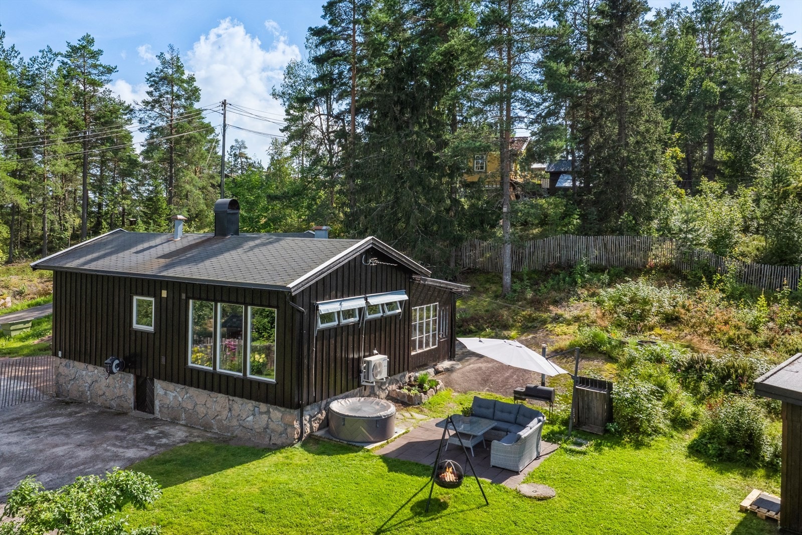 Sjarmerende hus med stor, grønn hage. Galleribilde