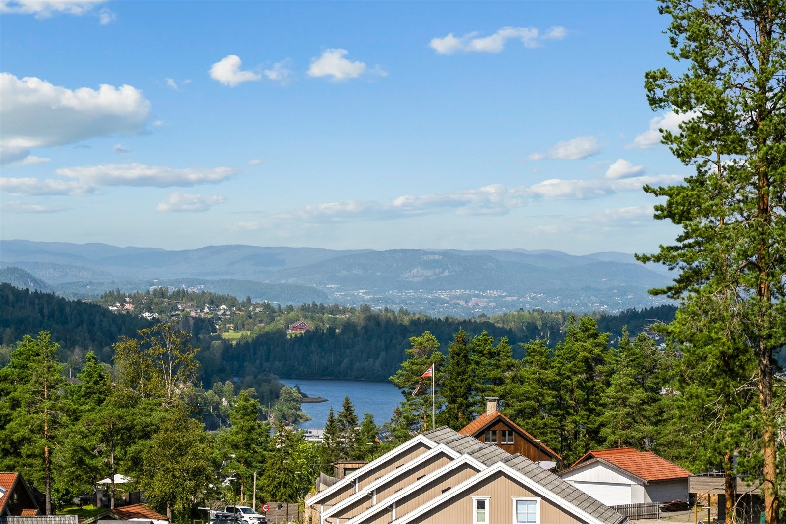 Utsikt mot innsjø og fjell fra eiendommen. Galleribilde