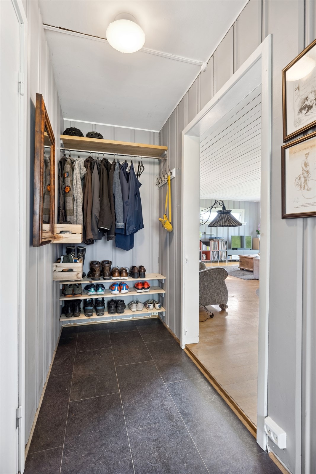 Praktisk entré med god oppbevaringsplass. Galleribilde