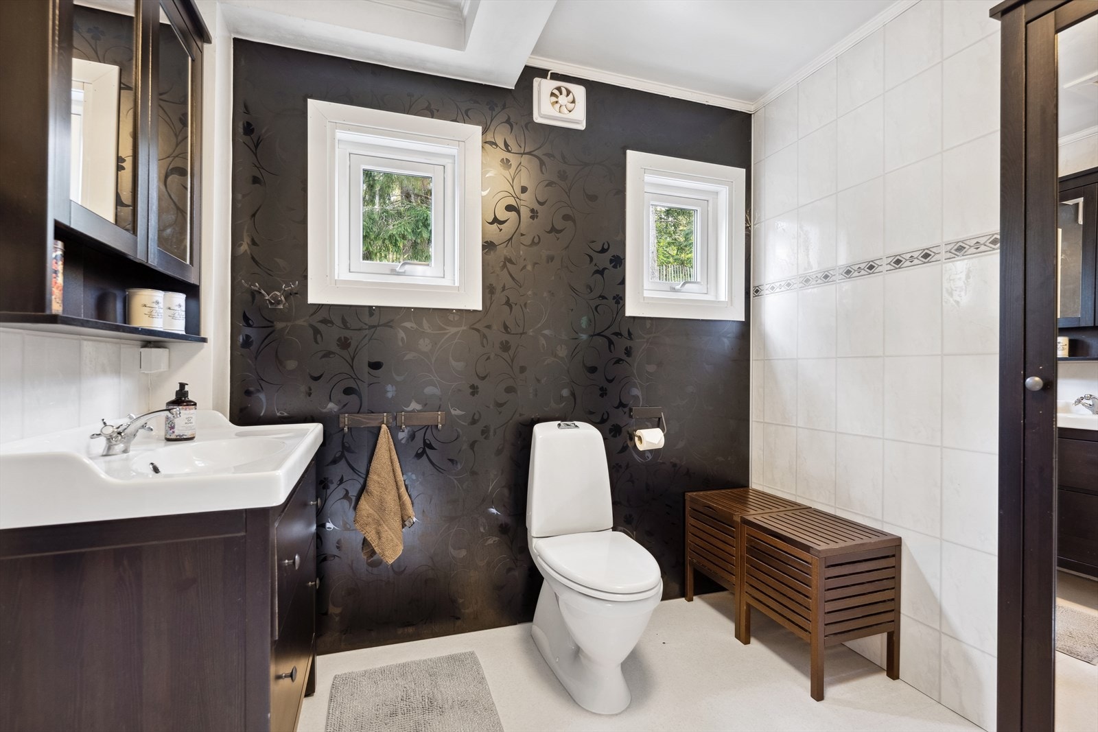 Stilrent bad med dekorative våtromspanel og godt med lys. Galleribilde