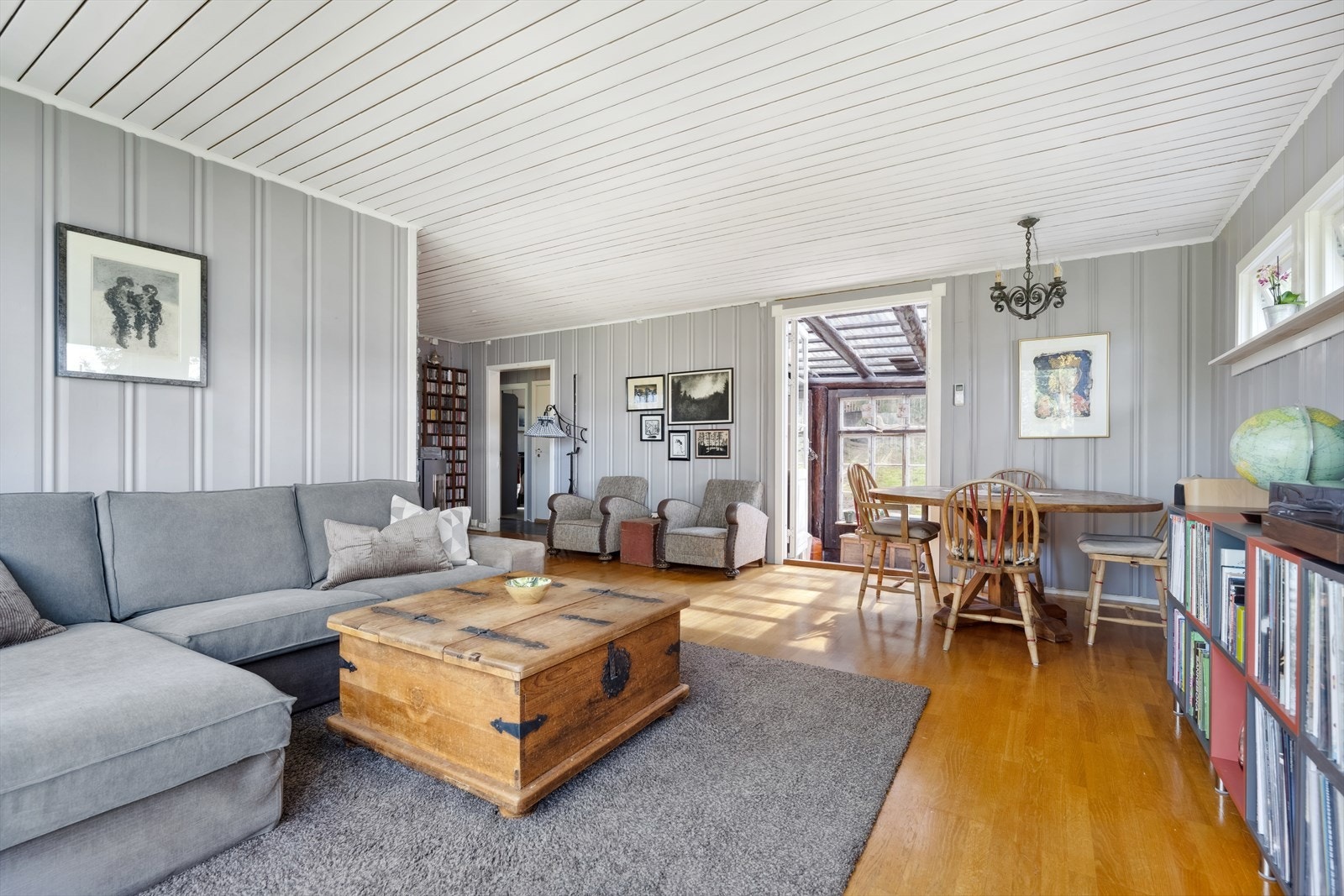 Romslig stue med peis og spiseplass. Galleribilde