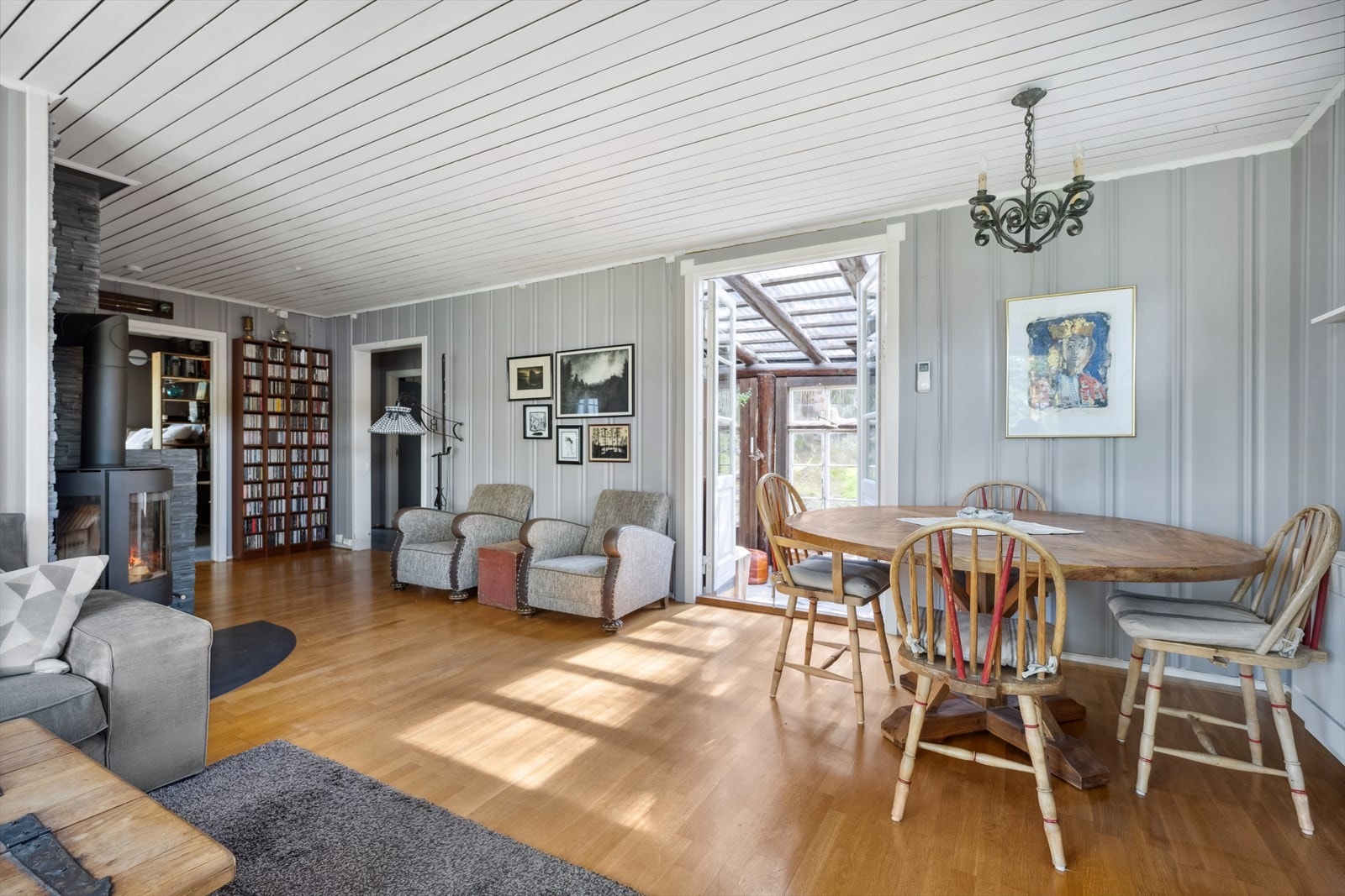 Åpen stue med spiseplass og peis. Galleribilde