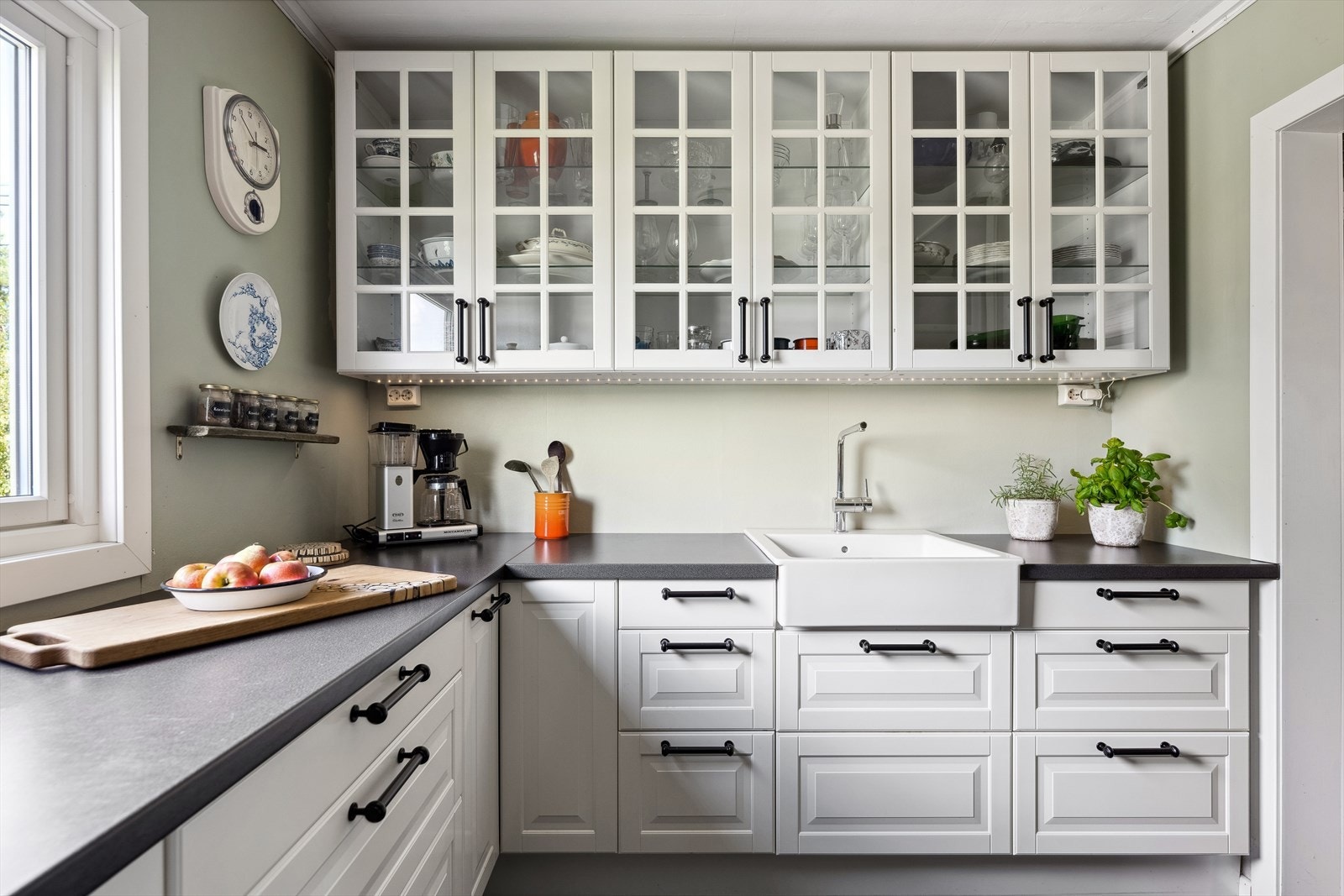 Praktisk kjøkken med flotte detaljer og vindu mot hagen. Galleribilde