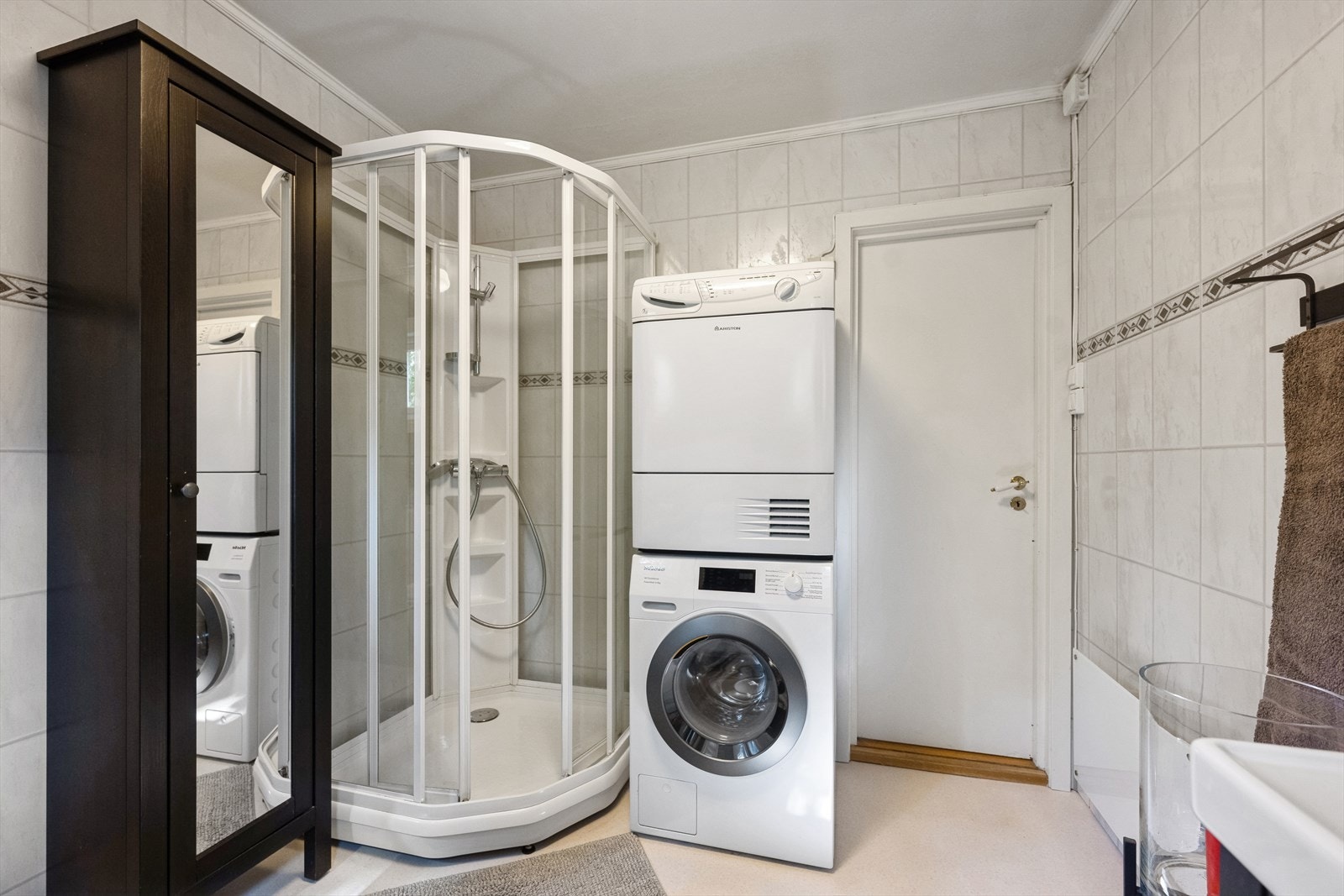 Bad med dusjkabinett og plass til vaskemaskin. Galleribilde