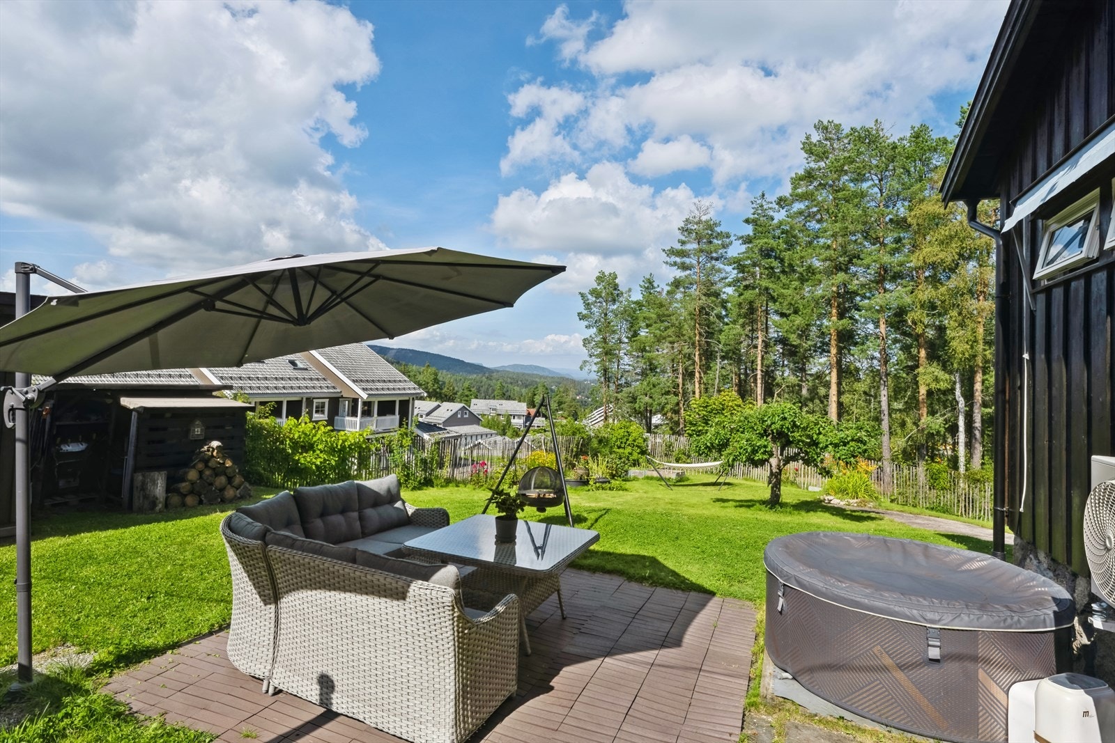 Flott uteområde med sittegruppe og boblebad. Galleribilde