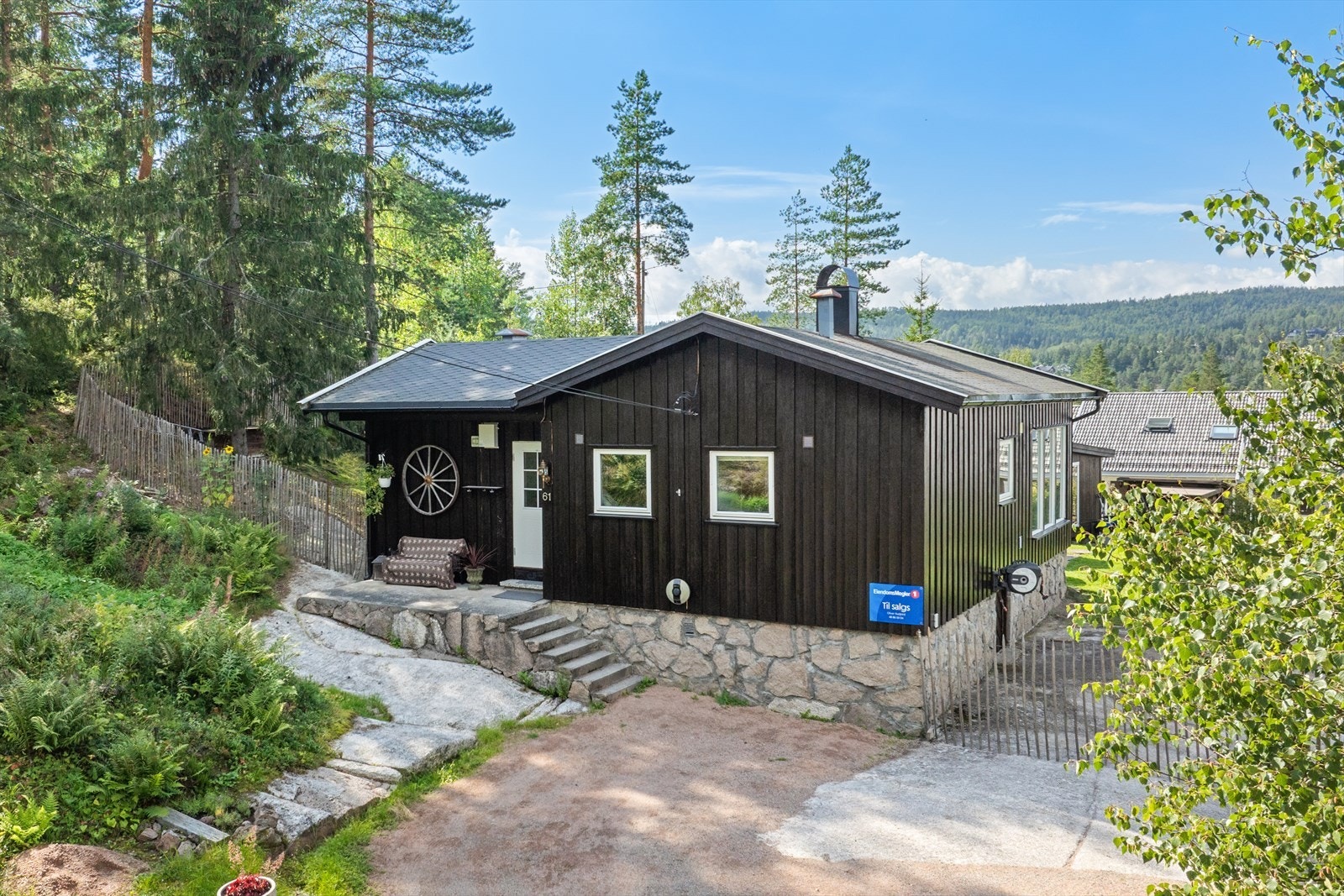 Innbydende fasade med steinbelagt inngangsparti. Galleribilde