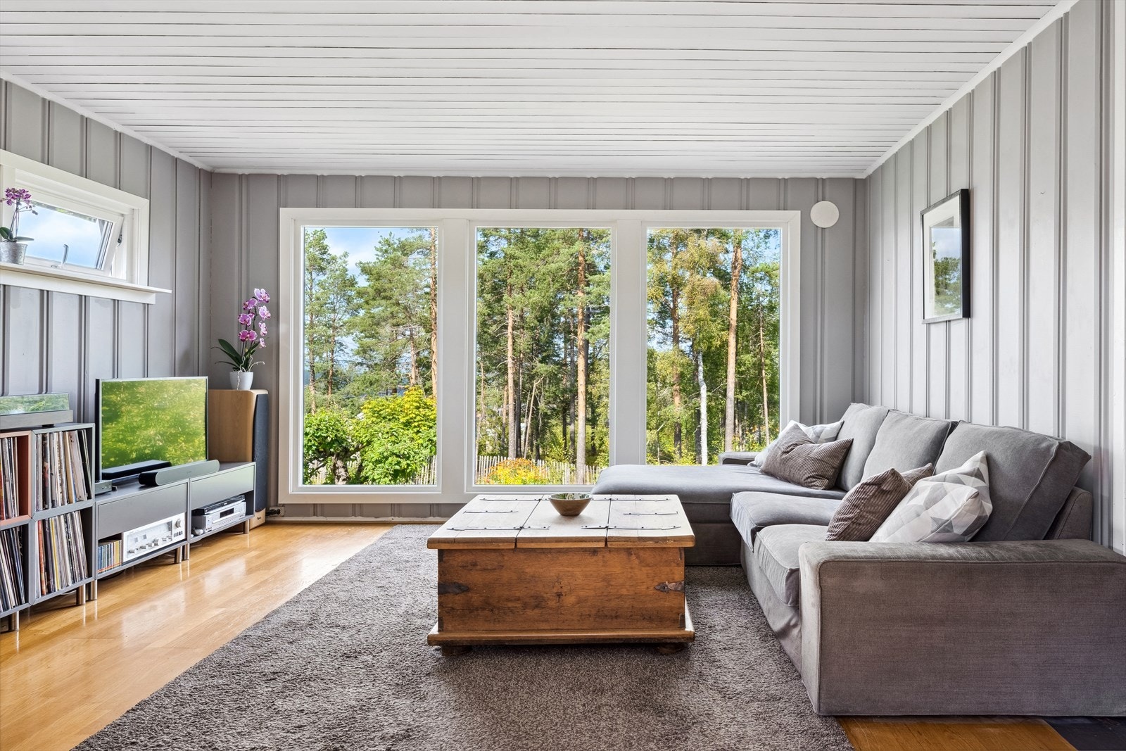 Komfortabel stue med tilgang til uteområdet. Galleribilde
