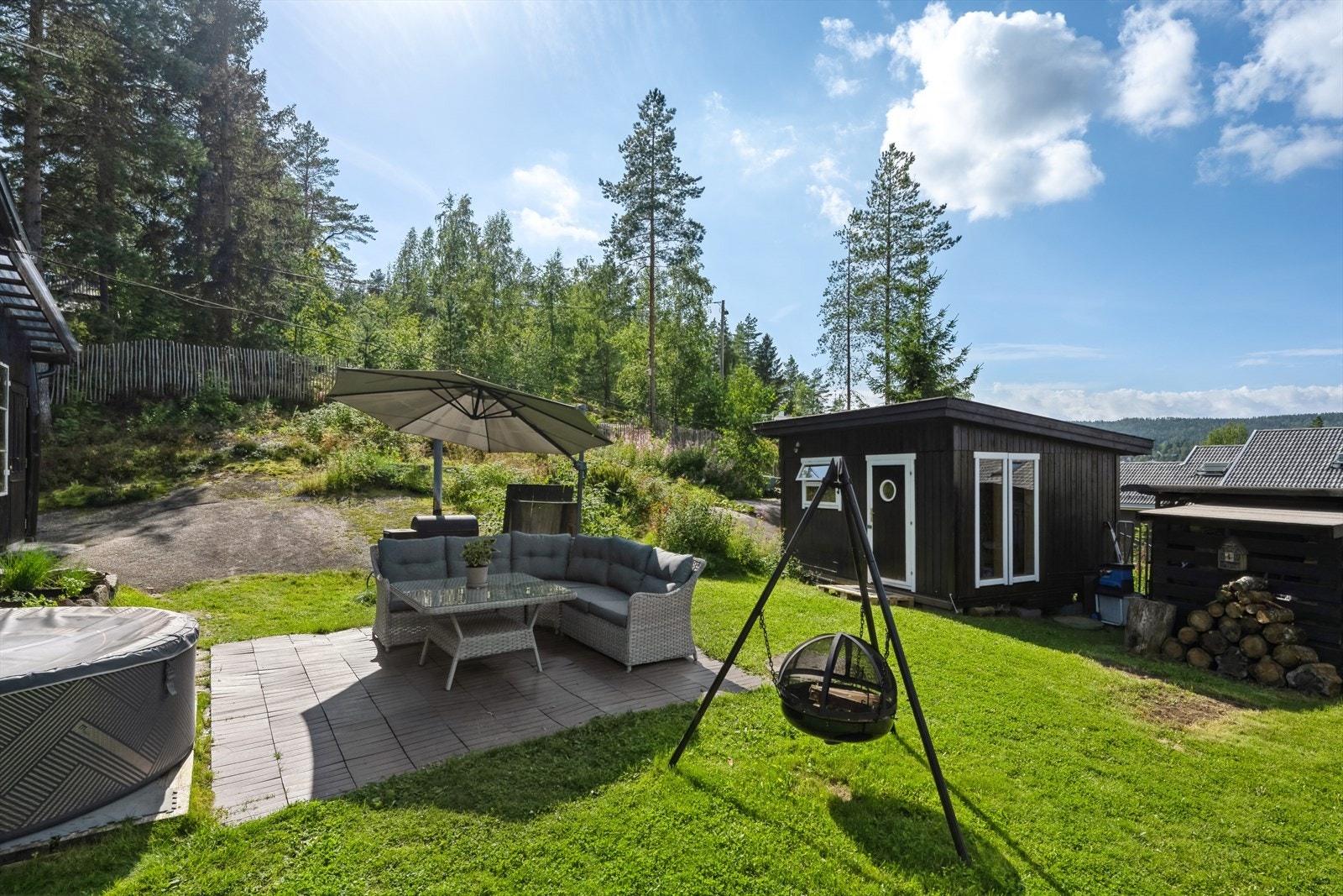 Sjarmerende fritidseiendom med stor, fin tomt koselig uteplass og anneks Galleribilde