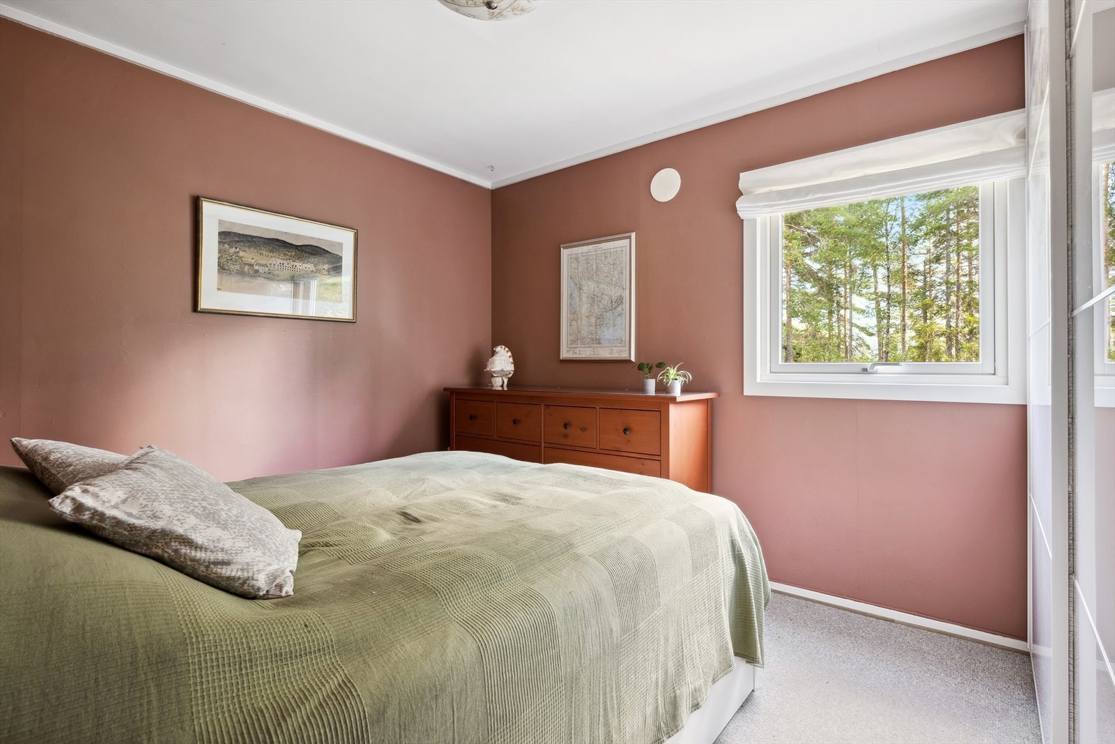 Soverom med store vinduer og naturlig lysinnslipp. Galleribilde