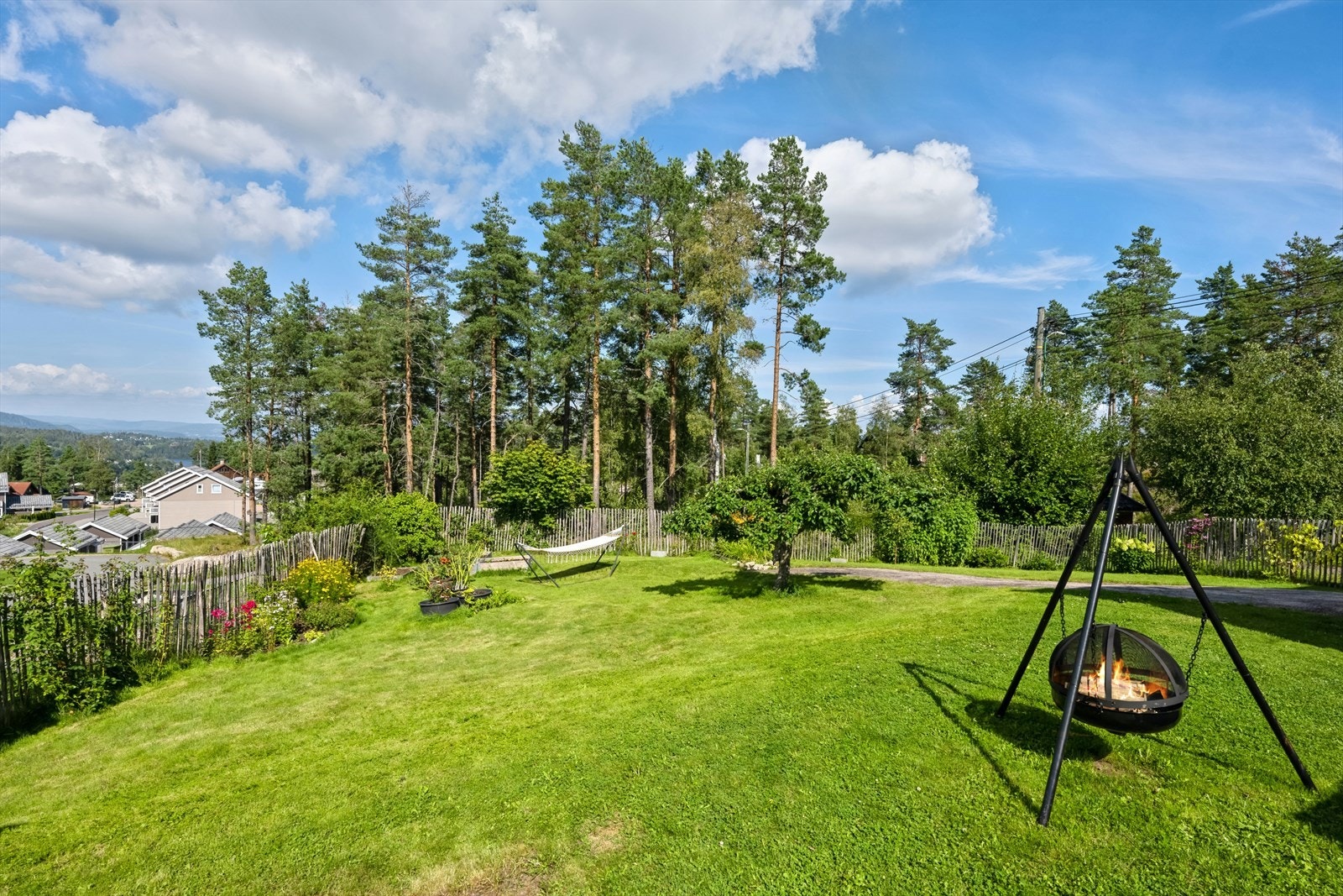 Stor hage med plass til aktiviteter og avslapning. Galleribilde