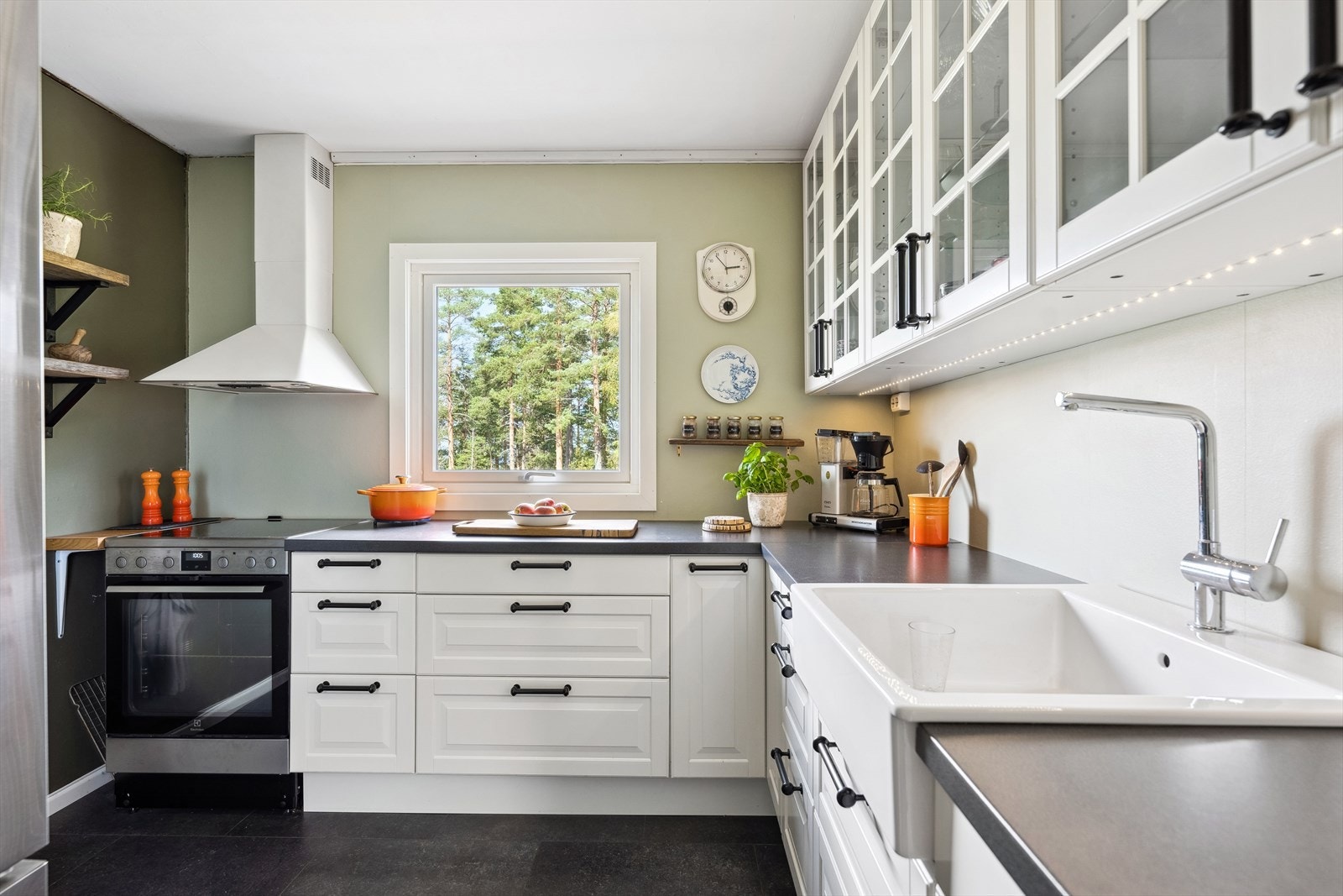 Lyst kjøkken med hvitevarer og mye skapplass. Galleribilde