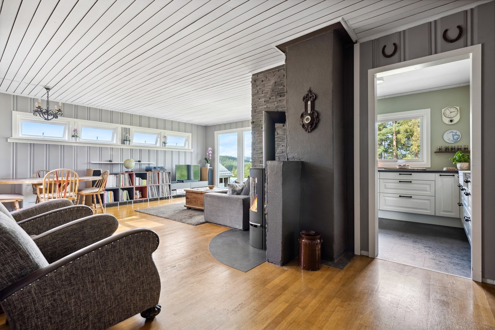 Hyggelig stue med peis og store vinduer. Galleribilde