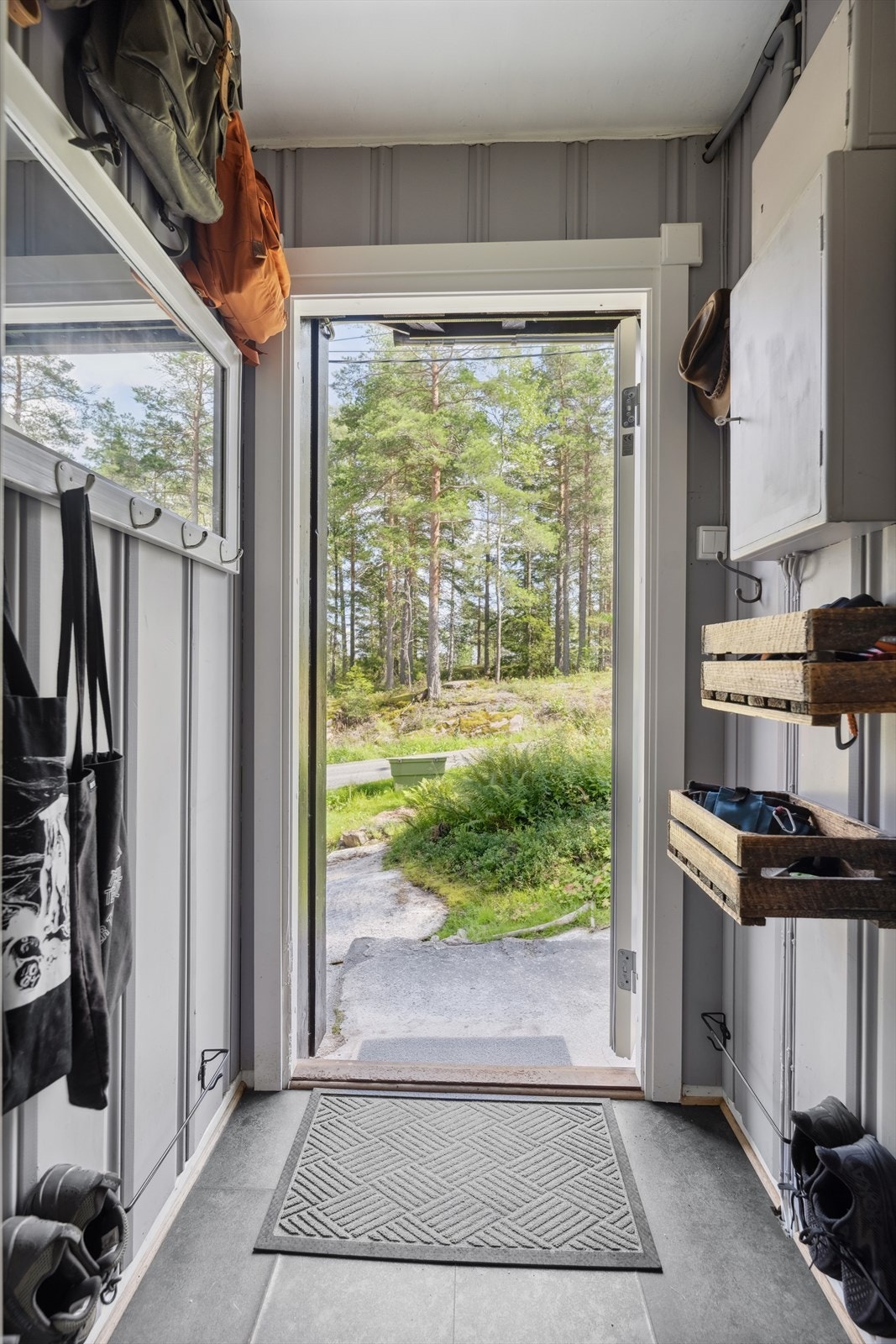 Inngangsparti med utsikt til naturen. Galleribilde