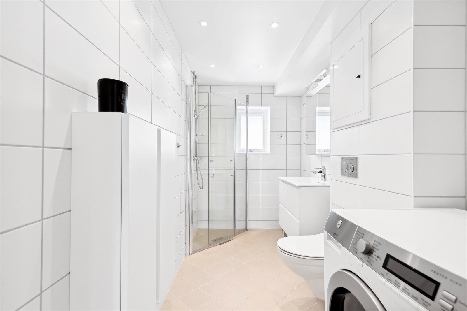 Det opplyses av eier at badet er pusset opp i regi av borettslaget i 2020. Galleribilde