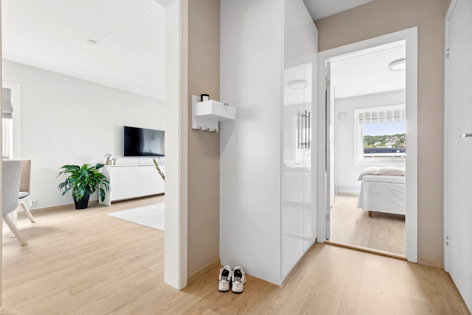 Videre tilgang til soverom, kott og bad fra entréen. Galleribilde