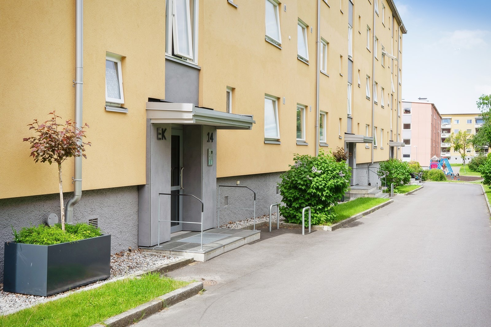 Felles inngangsparti med trappeadkomst opp til boligen. Galleribilde
