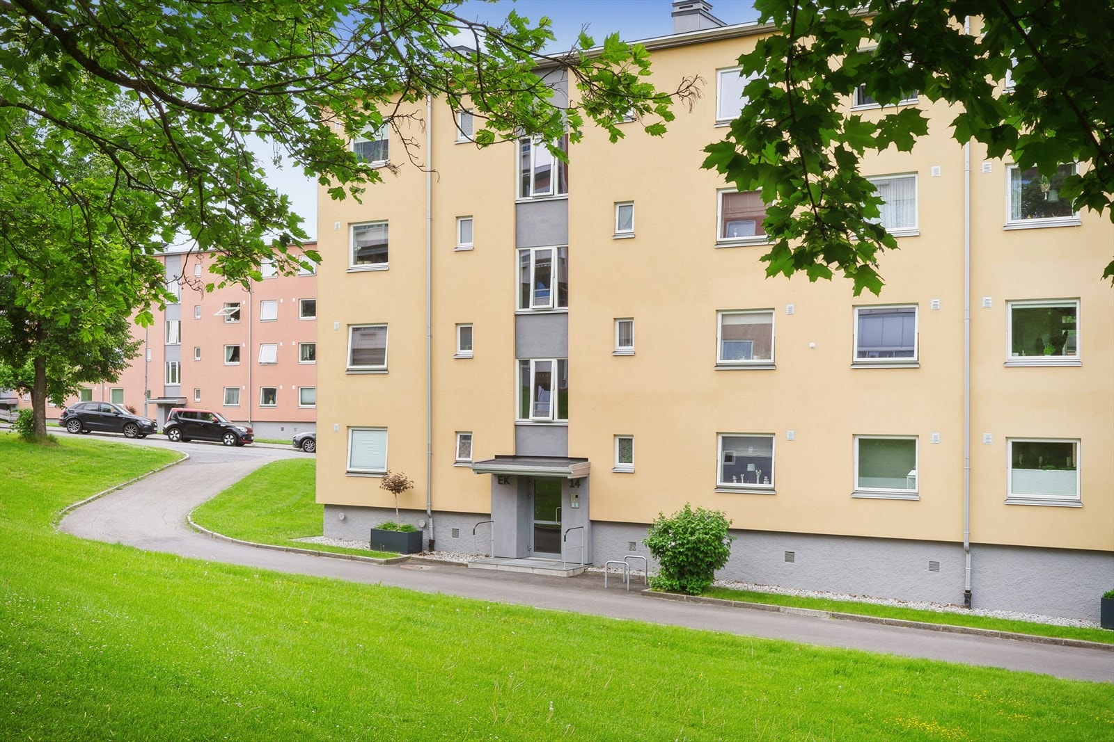 Her vil du bo i fredelige omgivelser tett på vakre Østmarka og kort gange unna T-banestasjon samt nærbutikker. Galleribilde