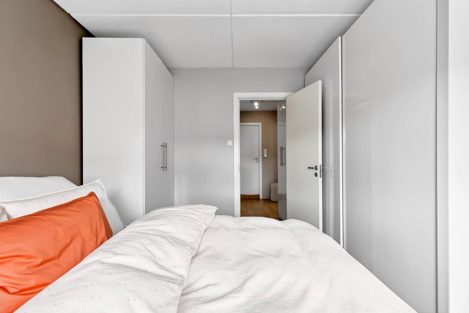 Rommet har godt med oppbevaringsplass i både frittstående garderobeskap og i større garderobeskap med skyvedører. Galleribilde