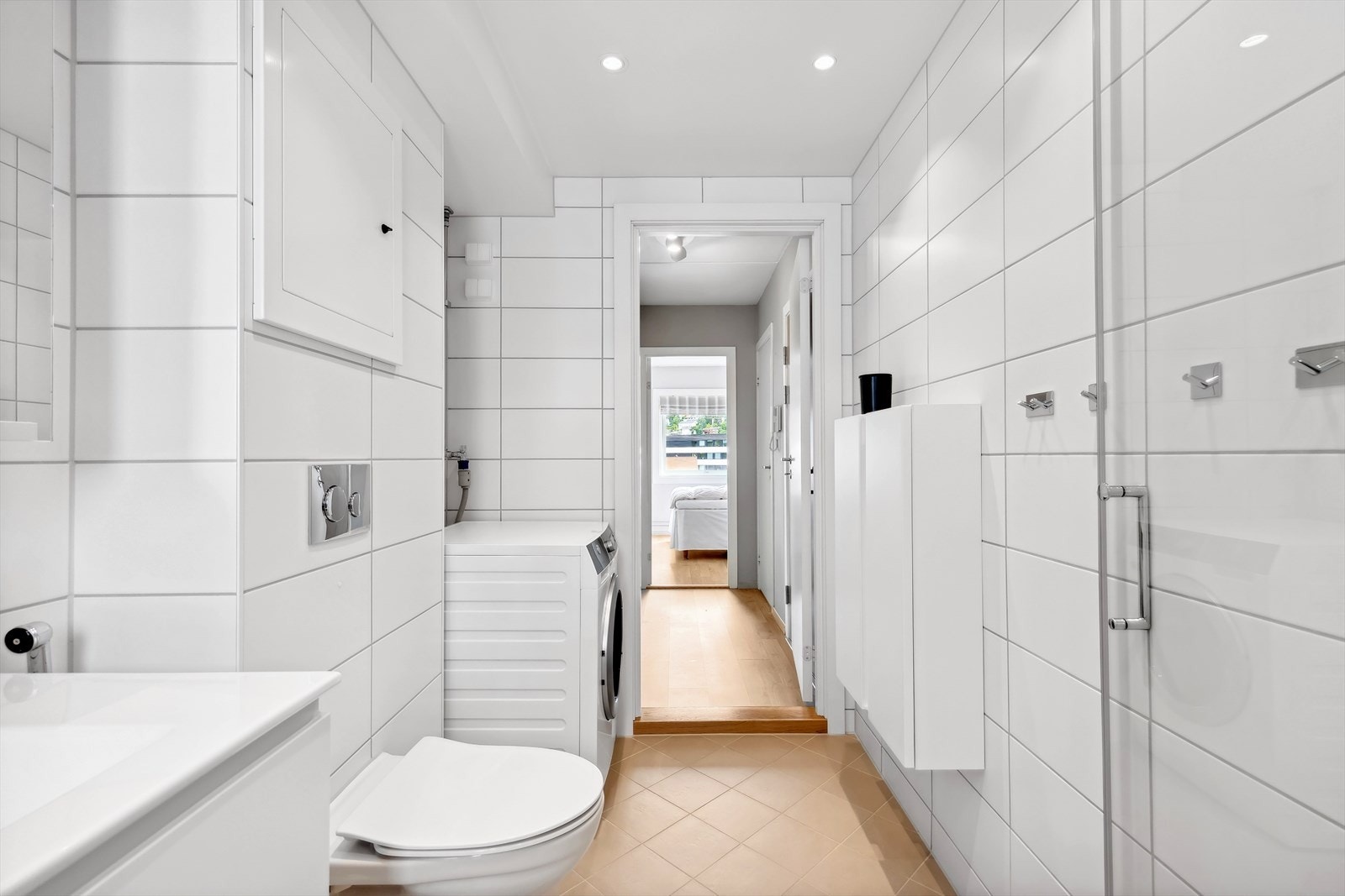 Flislagt baderom med lekker downlights belysning i himling. Galleribilde
