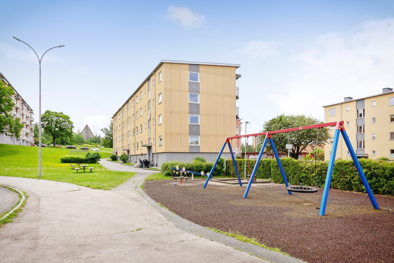 For de minste finnes det lekeplass, og ved lekeplassen er det et hyggelig areal med bord og benker som innbyr til sosialisering. Galleribilde