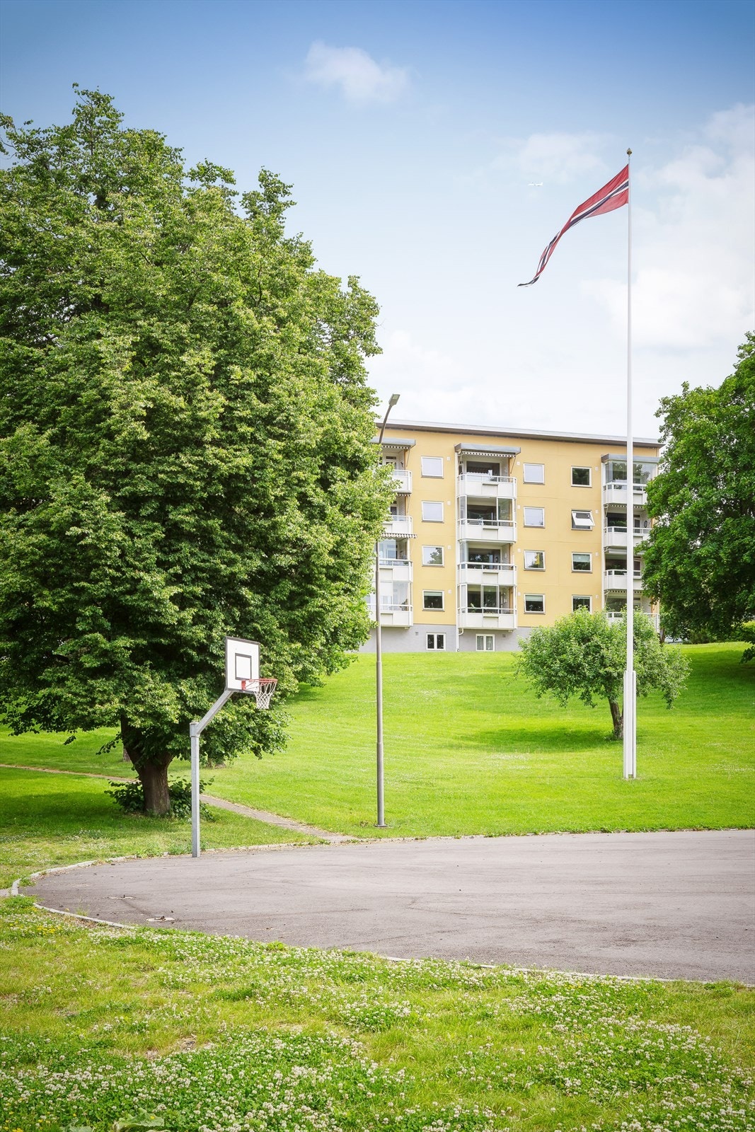 Eiendommen ligger fint til med hyggelige grøntarealer og tilrettelagte muligheter for ballspill (volleyball, fotball og basketball), og god plass til kubbspilling på gresset om sommeren. Galleribilde