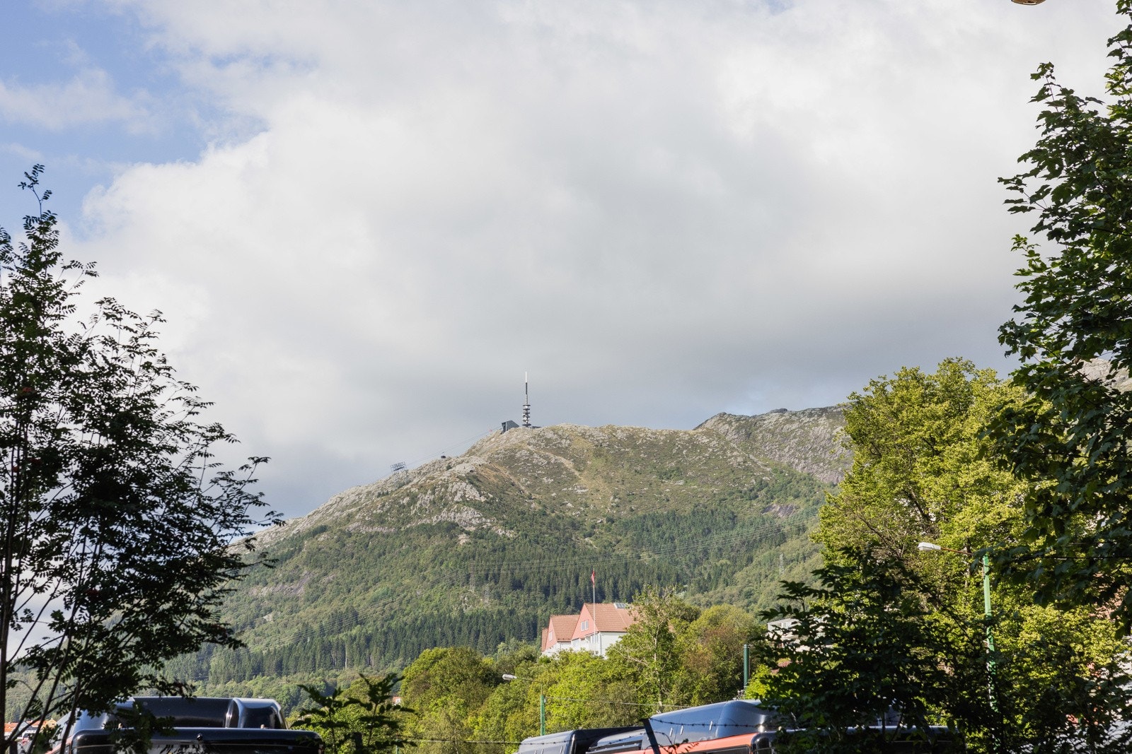 Leiligheten ligger flott plassert for de treningsglade. Fjellturer som Ulrikken, Nubben og Vidden er lett tilgjengelig fra ytterdøren. Galleribilde