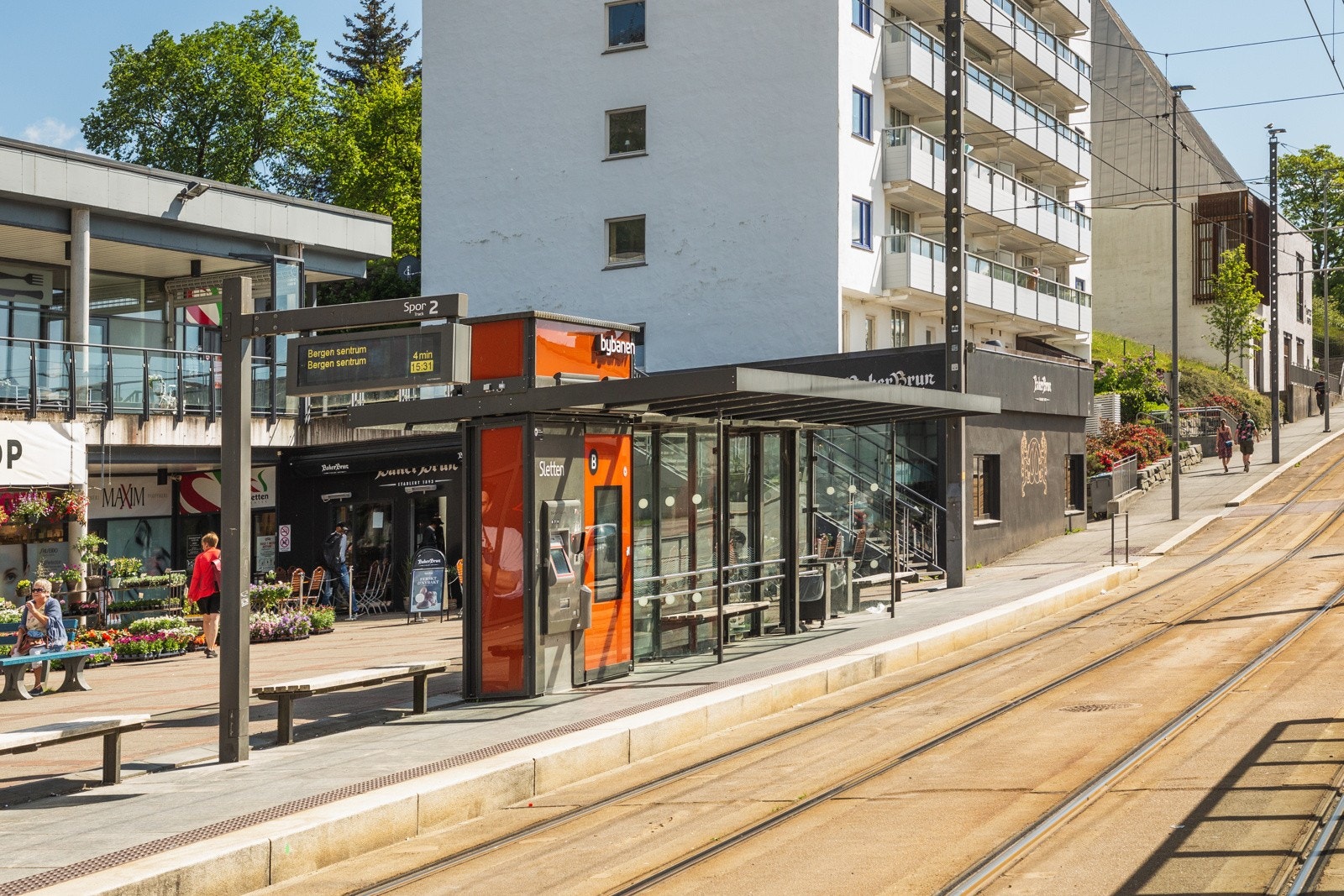 Ved Sletten senter ligger også nærmeste bybanestopp. Fra leiligheten har man kort vei til flere busstopp med hyppige avganger mot blant annet sentrum, Haukeland og Nesttun. Galleribilde